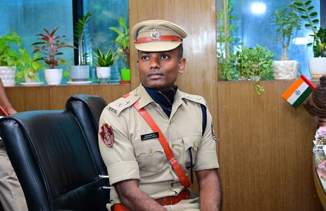 #ଭୁବନେଶ୍ୱରର_ନୂଆ_DCP_ଭାବେ_ଦାୟିତ୍ୱ_ନେଲେ_ସରବଣା_ବିବେକ_ଏମ୍
ଭୁବନେଶ୍ୱରର ନୂଆ ଡିସିପି ଭାବେ ଦାୟିତ୍ୱ ଗ୍ରହଣ କରିଛନ୍ତି IPS ଅଧିକାରୀ ସରବଣା ବିବେକ ଏମ୍। ଦାୟିତ୍ୱ ଗ୍ରହଣ ପରେ ସେ କହିଛନ୍ତି, ପୁଲିସ ହେଉଛି ଏକ ଟିମ୍ ଏବଂ ସମସ୍ତେ ଏକାଠି ହୋଇ ଟିମ୍ ୱାର୍କ ଭାବେ କାମ କରିବେ।
ରାଜଧାନୀର ଆଇନଶୃଙ୍ଖଳା ଓ ଜନସୁରକ୍ଷା ବ୍ୟବସ୍ଥାକୁ ଅଧିକ ସୁଦୃଢ଼ କରିବା ସହ ସାଇବର ଅପରାଧ ରୋକିବା ଉପରେ ବିଶେଷ ଗୁରୁତ୍ୱ ଦେବେ ବୋଲି ସେ କହିଛନ୍ତି।
ଏହା ପୂର୍ବରୁ ସରବଣା ବିବେକ ଏମ୍ ବ୍ରହ୍ମପୁର ଏସ୍ପି ଭାବେ ଦାୟିତ୍ୱ ତୁଲାଇଥିଲେ। ଏବେ ରାଜଧାନୀ ଭୁବନେଶ୍ୱରର ଆଇନଶୃଙ୍ଖଳା, ଅପରାଧ ନିୟନ୍ତ୍ରଣ ଓ ଜନସୁରକ୍ଷାର ଦାୟିତ୍ୱ ତାଙ୍କ ଉପରେ ରହିଛି।
ନୂଆ ଦାୟିତ୍ୱ ଗ୍ରହଣ ପରେ ସେ ନାଗରିକକେନ୍ଦ୍ରିକ ପୁଲିସିଂ, ସାଇବର ଅପରାଧ ନିୟନ୍ତ୍ରଣ ଓ ସହରରେ ନିରାପଦ ପରିବେଶ ସୃଷ୍ଟି ଉପରେ ଗୁରୁତ୍ୱ ଦେବାର ସଙ୍କେତ ଦେଇଛନ୍ତି
#DCPBhubaneswar #SaravanaVivekMIPS #CommissioneratePolice #BhubaneswarPolice #OdishaPolice #IPS #latastnewsupdate #pabitranews