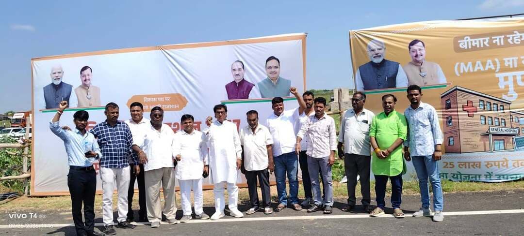 🙏🏻 सेवा, समर्पण और अंत्योदय के संकल्प को समर्पित — सेवा संकल्प सभा 🙏🏻
आज दिनांक 25 सितंबर 2026 को जयपुर में पंडित दीनदयाल उपाध्याय की 110वीं जयंती के अवसर पर आयोजित ‘सेवा संकल्प सभा’ में सम्मिलित होने का सौभाग्य प्राप्त हुआ।
इस अवसर पर भाजपा के राष्ट्रीय अध्यक्ष श्री नितिन नवीन, माननीय मुख्यमंत्री श्री भजनलाल शर्मा, भाजपा प्रदेश अध्यक्ष श्री मदन राठौड़ एवं नोखा के पूर्व विधायक श्री बिहारी लाल विश्नोई का सानिध्य एवं मार्गदर्शन प्राप्त हुआ।
कार्यक्रम में राष्ट्रीय अध्यक्ष श्री नितिन नवीन ने पंडित दीनदयाल उपाध्याय के एकात्म मानववाद, अंत्योदय एवं राष्ट्रसेवा के विचारों पर प्रकाश डालते हुए उनके आदर्शों को जनसेवा के माध्यम से आगे बढ़ाने का आह्वान किया। साथ ही प्रधानमंत्री श्री नरेंद्र मोदी के नेतृत्व में जनकल्याण एवं विकास से जुड़ी विभिन्न योजनाओं और सेवा कार्यों की जानकारी साझा की गई तथा अनेक विकास कार्यों का वर्चुअल शुभारंभ किया गया।
इस अवसर पर नोखा से श्री आसकरण भट्टड़, भाजपा मंडल अध्यक्ष श्री गंगाराम पारीक, पार्षद श्री सीताराम जोशी, महामंत्री श्री रमेश नाथ, महामंत्री श्री संदीप चोरड़िया, सोशल मीडिया प्रभारी श्री देवकिशन पंडित, श्री सुनील पूनिया, श्री जुगल राजस्थानी, श्री रिमजान अली, श्री राजेंद्र पंडित, श्री जयनारायण पंडित, श्री रेवंत राम चांवरिया, श्री कपिल जोशी, श्री भवानी सिंह, श्री मुकेश बंजारा, श्री हनुमान व्यास, श्री मुंशी खान, श्री कन्हैयालाल व्यास, श्री दिनेश जोशी सहित सैकड़ों भाजपा कार्यकर्ताओं की गरिमामयी उपस्थिति रही।
पंडित दीनदयाल उपाध्याय का अंत्योदय का विचार ही जनसेवा का मार्ग है।
आइए, उनके विचारों को आत्मसात कर राष्ट्रसेवा एवं जनसेवा के संकल्प को और अधिक मजबूत करें। 🇮🇳