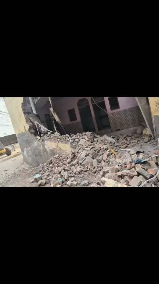 अपराधियों के खिलाफ गुरुग्राम पुलिस की जीरो टॉलरेंस की सख्त कार्यवाही
अपराधी के अवैध मकान पर चला गुरुग्राम पुलिस का बुलडोजर।”
आरोपी के खिलाफ संगीन अपराधों के 11 से भी अधिक अभियोग है अंकित।
गुरुग्राम, गौरव गर्ग, 25 सितंबर । गुरुग्राम पुलिस द्वारा जीरो टॉलरेंस नीति के तहत आज भूमि माफियाओं और आदतन अपराधियों के खिलाफ एक सटीक एवं सशक्त कार्यवाही करते हुए अवैध निर्माण नेटवर्क पर करारा प्रहार किया गया। पुख्ता खुफिया सूचना के आधार पर नाहरपुर रूपा, गुरुग्राम में अपराधी/बदमाशी के अवैध निर्माण की पहचान की गई तथा चिन्हित किए गए अवैध निर्माण को पूरी तरह ध्वस्त करते हुए भूमि को उसके मूल स्वरूप में बहाल किया गया।
इस कार्यवाही में अपराधी कृष्ण निवासी नाहरपुर रूपा, गुरुग्राम को चिन्हित किया गया था तथा उसके द्वारा किए गए अवैध निर्माण को ध्वस्त किया गयं। अपराधी कृष्ण पर हत्या करने, हत्या का प्रयास करने, शस्त्र अधिनियम सहित विभिन्न धाराओं के तहत 11 से भी अधिक अभियोग गुरुग्राम में अंकित है।
यह कार्यवाही अपराध शाखा सैक्टर-39, गुरुग्राम द्वारा संबंधित विभागों के समन्वय से की गई। पुलिस की कड़ी निगरानी में सभी अवैध संरचनाओं को हटाकर भूमि को पूर्ण रूप से मुक्त कराया गया तथा पूरे अभियान के दौरान कानून व्यवस्था भी कायम रखी गई।
गुरुग्राम पुलिस सार्वजनिक भूमि की सुरक्षा, कानून व्यवस्था बनाए रखने और नागरिकों को शोषण से बचाने के लिए पूर्णतः प्रतिबद्ध है। पुलिस ने स्पष्ट किया है कि ऐसे खुफिया-आधारित सख्त अभियान भविष्य में और अधिक तीव्रता के साथ जारी रहेंगे, ताकि गुरुग्राम को अपराध मुक्त एवं सुरक्षित बनाया जा सके।