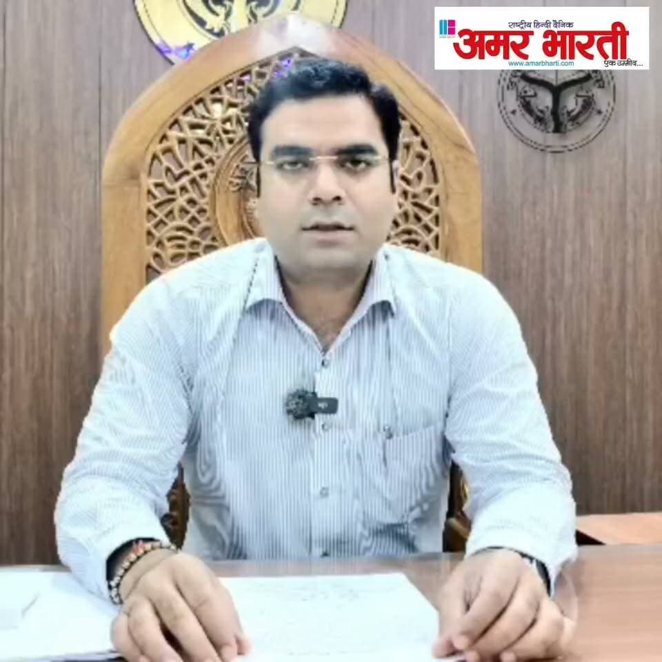 *बांदा में 25 से 27 सितंबर तक भारी बारिश और वज्रपात का अलर्ट, DM ने जारी की एडवाइजरी*
*बांदा।* भारत मौसम विज्ञान विभाग ने जनपद बांदा में 25 से 27 सितंबर तक भारी बारिश के साथ गरज-चमक और वज्रपात की चेतावनी जारी की है। इसे देखते हुए जिलाधिकारी अमित आसेरी ने जिला आपदा प्रबंधन प्राधिकरण की ओर से एडवाइजरी जारी की है।
*प्रशासन ने जारी किए दिशा-निर्देश*
प्रशासन ने लोगों से तेज बारिश के दौरान अनावश्यक यात्रा से बचने और सुरक्षित स्थान पर रहने की अपील की है। निचले इलाकों, जलभराव वाले रास्तों और नदी-नालों के आसपास न जाने की हिदायत दी गई है।
*वज्रपात से बचाव के लिए विशेष अपील*
गरज सुनते ही खुले में न रहें, पक्के मकान में शरण लें। पेड़, बिजली के खंभे और ऊंची इमारतों के नीचे खड़े न हों। नदी, तालाब, नहर से दूरी बनाए रखें।
*किसानों और वाहन चालकों के लिए अपील*
किसान खराब मौसम में खेतों में काम बंद कर दें और पशुओं को खुले में न बांधें। वाहन चालक गति धीमी रखें, जलभराव वाले रास्तों और पुल-पुलियों को पार करने का जोखिम न लें।
जिलाधिकारी ने कहा कि छतों पर रखी ढीली वस्तुओं को हटा लें, टॉर्च, पीने का पानी और दवाइयां तैयार रखें। अफवाहों पर ध्यान न दें।
*आपात स्थिति में संपर्क करें -*
जिला आपदा नियंत्रण कक्ष, बांदा: 05192-285260
टोल फ्री हेल्पलाइन: 1077