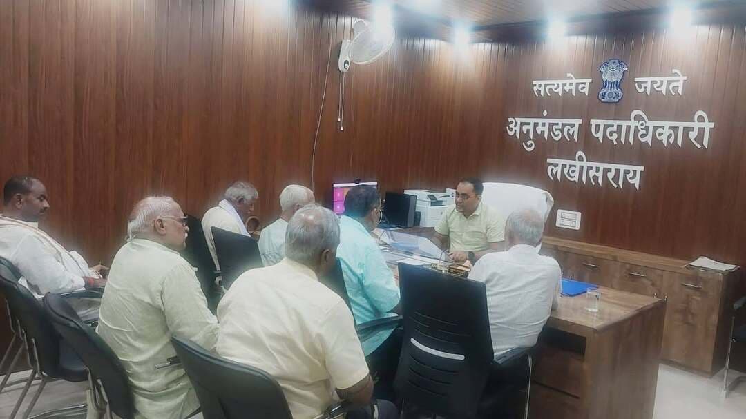 रामेश्वर धाम मंदिर निर्माण को लेकर न्यास समिति की बैठक
लखीसराय। सिंगारपुर स्थित रामेश्वर धाम न्यास समिति की बैठक अनुमंडल पदाधिकारी प्रभाकर कुमार की अध्यक्षता में आयोजित की गई। बैठक में मंदिर निर्माण कार्य के अगले चरण को लेकर महत्वपूर्ण निर्णय लिए गए। बैठक में निर्णय लिया गया कि मंदिर के गर्भगृह के चारों तरफ बनने वाले बरामदे को पांच फीट ऊंचा करते हुए मिट्टी भराई का कार्य कराया जाएगा। इसके साथ ही मंदिर निर्माण एवं विकास कार्य को आगे बढ़ाने को लेकर समिति के सदस्यों के साथ आवश्यक विचार-विमर्श किया गया। बैठक में समिति के सदस्यों की नियमित उपस्थिति को लेकर भी चर्चा हुई। निर्णय लिया गया कि रामेश्वर धाम न्यास समिति का कोई सदस्य लगातार तीन बैठकों में उपस्थित नहीं होता है तो यह माना जाएगा कि वह मंदिर के विकास कार्यों के प्रति उदासीन है। समिति की बैठक में मंदिर के विकास कार्यों में सभी सदस्यों की सक्रिय भागीदारी और सहयोग पर जोर दिया गया।