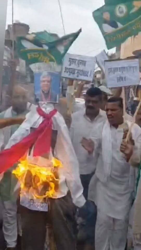 लखीसराय में RJD का प्रदर्शन, मुख्य चुनाव आयुक्त का पुतला फूं/का
लखीसराय में शुक्रवार को शहीद द्वार के समीप राष्ट्रीय जनता दल (RJD) के कार्यकर्ताओं ने चुनाव आयोग की कार्यप्रणाली के विरोध में जोरदार प्रदर्शन किया। नेता प्रतिपक्ष तेजस्वी प्रसाद यादव के निर्देश पर आयोजित प्रदर्शन में बड़ी संख्या में पार्टी कार्यकर्ता और समर्थक शामिल हुए।
प्रदर्शनकारियों ने चुनाव प्रक्रिया और मतदाता सूची के विशेष गहन पुनरीक्षण (SIR) को लेकर सवाल उठाते हुए मुख्य चुनाव आयुक्त ज्ञानेश कुमार का पुतला दहन किया। RJD नेताओं ने आरोप लगाया कि SIR में अनियमितताओं के कारण मतदाता सूची की निष्पक्षता पर सवाल खड़े हो रहे हैं। पार्टी कार्यकर्ताओं ने चुनाव आयोग की कार्यप्रणाली में पारदर्शिता और निष्पक्षता सुनिश्चित करने की मांग की।
#Lakhisarai #RJD #TejashwiYadav #BiharPolitics #ElectionCommission #SIR #VoterList #Protest #PoliticalProtest #EffigyBurning #LakhisaraiNews #BiharNews #BreakingNews #PoliticalNews #SwajanSamachar