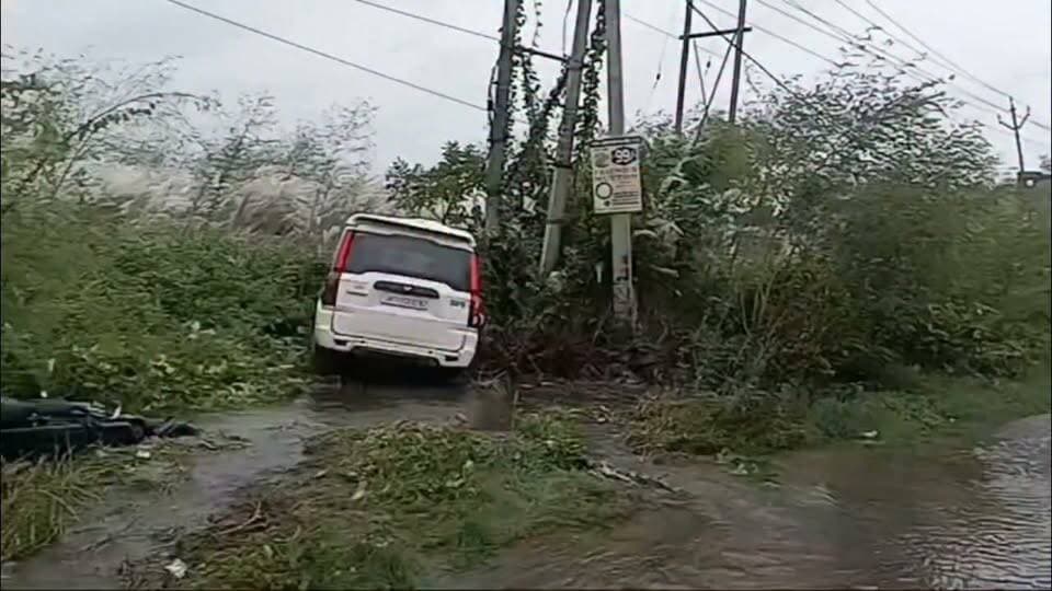 निरसा जीटी रोड पर बाइक और स्कॉर्पियो में हुई जोरदार टक्कर, बाइक सवार समेत दो लोग हुए गंभीर रूप से घायल