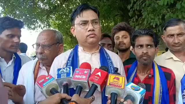 #अलीगढ़: कलेक्ट्रेट में आजाद समाज पार्टी का प्रदर्शन, 49% आरक्षण का कोटा पूरा करने समेत 24 सूत्रीय मांगें
#आजाद समाज पार्टी (कांशीराम) के #कार्यकर्ताओं ने गुरुवार को अलीगढ़ #कलेक्ट्रेट पहुंचकर विभिन्न मांगों को लेकर प्रदर्शन किया। कार्यकर्ताओं ने आरक्षण, महिला प्रतिनिधित्व और OBC वर्ग से जुड़े मुद्दों को लेकर अपनी आवाज बुलंद की।