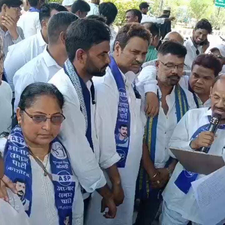 #अलीगढ़: कलेक्ट्रेट में आजाद समाज पार्टी का प्रदर्शन, 49% आरक्षण का कोटा पूरा करने समेत 24 सूत्रीय मांगें