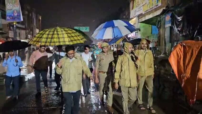 मंदाकिनी के बढ़ते जलस्तर को देखते हुए जिलाधिकारी व पुलिस अधीक्षक चित्रकूट पहुंचे रामघाट
#chitrakoot #dmchitrakoot #spchitrakoot #flood