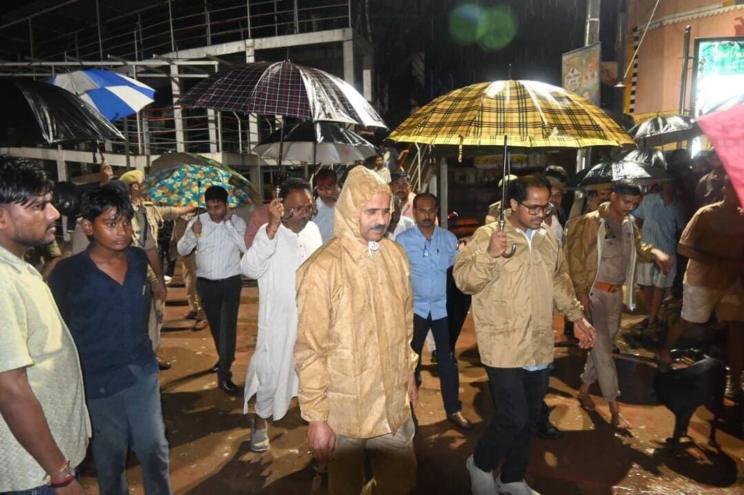 मंदाकिनी नदी के बढ़ते जलस्तर के दृष्टिगत जिलाधिकारी एवं पुलिस अधीक्षक चित्रकूट द्वारा रामघाट का किया गया निरीक्षण, पुलिस प्रशासन अलर्ट, रामघाट पर पीएसी मोटर बोट के साथ तैनात
मंदाकिनी नदी के बढ़ते जलस्तर के दृष्टिगत जिलाधिकारी चित्रकूट पुलकित गर्ग एवं पुलिस अधीक्षक अरुण कुमार सिंह द्वारा रामघाट का निरीक्षण किया गया। जनपद चित्रकूट में लगातार हो रही बारिश के दृष्टिगत मंदाकिनी नदी के जलस्तर में वृद्धि हुई है। नदी का जलस्तर डेंजर लेवल 126.500 मीटर से ऊपर पहुंच गया है। विगत 3–4 घंटे में जलस्तर में तेजी से वृद्धि हुई, हालांकि वर्तमान में जलस्तर बढ़ने की गति में कुछ कमी आई है।
पुलिस एवं प्रशासन द्वारा स्थिति पर लगातार निगरानी रखी जा रही है। रामघाट पर पीएसी बल को मोटर बोट के साथ तैनात कर आवश्यक तैयारियां सुनिश्चित की गई हैं। पुलिस बल द्वारा घाटों एवं नदी के आसपास लगातार भ्रमण करते हुए आमजन को लाउडस्पीकर के माध्यम से आवश्यक सावधानियों के संबंध में जागरूक किया जा रहा है।
मंदाकिनी नदी के घाटों पर स्थित कुछ दुकानदारों द्वारा अपनी दुकानें खाली कर दी गई हैं तथा अन्य दुकानदारों द्वारा भी दुकानें खाली की जा रही हैं। पुलिस प्रशासन द्वारा सभी दुकानदारों एवं घाट क्षेत्र में मौजूद लोगों से अपील की गई है कि जलस्तर में वृद्धि को देखते हुए घाटों पर स्थित दुकानों एवं अन्य सामान को सुरक्षित स्थान पर ले जाएं तथा नदी एवं घाटों के आसपास अनावश्यक रूप से न जाएं।
ग्रामीण क्षेत्रों में भी पुलिस बल की ड्यूटी लगाकर जलस्तर एवं संभावित बाढ़ प्रभावित क्षेत्रों पर लगातार निगरानी रखी जा रही है। पुलिस प्रशासन द्वारा किसी भी आकस्मिक स्थिति से निपटने के लिए आवश्यक तैयारियां पूर्ण कर ली गई हैं।
लगातार हो रही बारिश एवं जलस्तर में वृद्धि के दृष्टिगत जिलाधिकारी महोदय द्वारा जनपद के सभी स्कूलों एवं कॉलेजों को बंद किए जाने का आदेश जारी किया गया है।
पुलिस अधीक्षक चित्रकूट द्वारा जनपदवासियों से अपील की गई है कि मंदाकिनी नदी के बढ़ते जलस्तर को देखते हुए सभी लोग सतर्क रहें, नदी एवं घाटों के आसपास जाने से बचें तथा पुलिस एवं प्रशासन द्वारा जारी सुरक्षा निर्देशों का पालन करें। पुलिस प्रशासन स्थिति पर लगातार नजर बनाए हुए है तथा आवश्यकतानुसार तत्काल कार्रवाई हेतु सभी संबंधित पुलिस बल को अलर्ट रखा गया है।