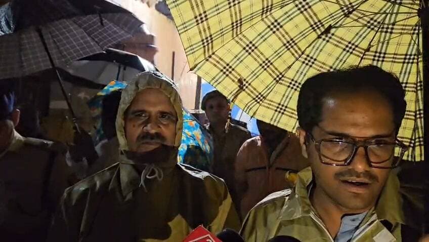 #चित्रकूट
मंदाकिनी नदी के बढ़ते जलस्तर तथा बाढ़ से निपटने हेतु प्रशासन द्वारा की तैयारियों के संबंध में जिलाधिकारी चित्रकूट पुलकित गर्ग का बयान