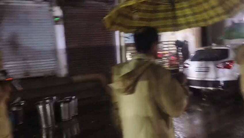 जिलाधिकारी पुलकित गर्ग ने जिले में हो रही लगातार बारिश के बाद लोगों से अपील की है कि जनपद में अत्यधिक वर्षा हो रही है जिससे कच्चे क्षतिग्रस्त मकान आदि ढहने की संभावना बनी रहती है। भारी वर्षा को दृष्टिगत रखते हुए जनपद के समस्त नागरिकों से अपील की जाती है कि जिनके घर कच्चे क्षतिग्रस्त हैं अथवा पहाड़ों एवं नदियों के किनारे अवस्थित हैं वह तत्काल नजदीकी पंचायत भवन, विद्यालयों आदि सुरक्षित स्थलों पर पहुंच जाएं ताकि किसी प्रकार की घटना एवं दुर्घटना से बचा जा सके।