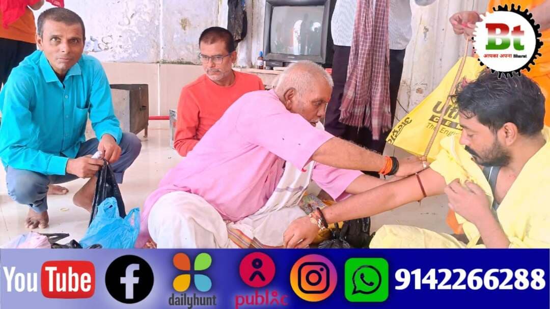बछवाड़ा प्रखंड स्थित विभिन्न धार्मिक स्थलों पर शुक्रवार को अनंत चतुर्दशी पूजन श्रद्धा सुमन और विधि-विधान से की गई। सुबह से ही लोग स्नान कर मंदिरों में पहुंचने लगे। यहां भगवान विष्णु की पूजा कर हाथों में 14 गांठों वाले रंग-बिरंगे सूती धागे बांधे गए। यह सिलसिला दोपहर तक चला और मंदिरों में श्रद्धालुओं की भीड़ लगी रही।
मान्यता है कि अनंत चतुर्दशी पर भगवान विष्णु के अनंत स्वरूप की पूजा करने और हाथों में 14 गांठों का धागा बांधने से भगवान विष्णु और मैया लक्ष्मी की असीम कृपा बनी रहती है। इस दिन घरों और मंदिरों में छोटी चौकी पर पीला या लाल कपड़ा बिछाकर कलश स्थापित किया जाता है। इसके बाद अक्षत, रोली चंदन, फूल, दीप, धूप और अन्य पूजा सामग्री अर्पित कर फल, मिठाई, पंचामृत और खीर का भोग लगाकर भगवान विष्णु की पूजा-अर्चना की जाती है।
पंडित मोहन झा, बैजनाथ मिश्र और प्रदुमन झा ने बताया कि भादो मास के शुक्ल पक्ष की चतुर्दशी तिथि को अनंत चतुर्दशी का पूजन होता है। इस दिन भगवान विष्णु के अनंत स्वरूप की पूजा की जाती है। उन्होंने कहा कि भगवान विष्णु की पूजा करने और अनंत धागा बांधने से जीवन में सुख, समृद्धि, ऐश्वर्य, धन-धान्य और सौभाग्य की प्राप्ति होती है।
पंडित मोहन झा ने यह भी बताया कि अनंत चतुर्दशी का पूजन महाभारत काल से भी जुड़ा है। जब महाराज युधिष्ठिर मुश्किल में थे, तब उन्होंने अनंत भगवान की पूजा की थी। इससे उन्हें शांति मिली और अपना राजपाट वापस मिल गया। तभी से विधि-विधान के साथ अनंत भगवान की पूजा की जाती है, जिससे सभी मनोकामनाएं पूरी होती है।