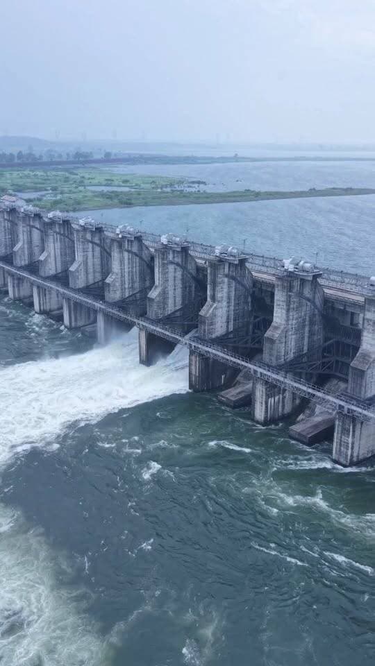 भीमगढ़ बांध के गेट खोले जाने की संभावना
बैनगंगा नदी के घाटों एवं किनारों से सुरक्षित दूरी बनाए रखने की अपील
#सिवनी/संजय सरोवर परियोजना (भीमगढ़ बांध) का जलस्तर वर्तमान में 519.30 मीटर तथा जीवित जल भंडारण 406.63 एमसीएम (99.17 प्रतिशत) है। बांध के जलग्रहण क्षेत्र में हो रही वर्षा के कारण जलस्तर में लगातार वृद्धि हो रही है।
जलस्तर को नियंत्रित करने के लिए बांध के गेट खोले जाने की संभावना है। अधिक वर्षा होने की स्थिति में बांध में हो रही जल आवक के अनुसार जल बहाव को किसी भी समय बढ़ाया या घटाया जा सकता है।
ऐसी स्थिति को ध्यान में रखते हुए आमजन से अपील की गई है कि बैनगंगा नदी के घाटों एवं नदी के किनारे वाले क्षेत्रों से सुरक्षित दूरी बनाए रखें तथा नदी के जलस्तर में होने वाले परिवर्तन को देखते हुए सावधानी बरतें। @