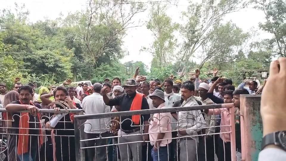 सीधी में बिजली-सड़क के मुद्दे पर शिवसेना का कलेक्ट्रेट व बिजली ऑफिस घेराव, 20 दिन का अल्टीमेटम
अधिकारी बोले—तीन दिन में मामले की जांच कर मीडिया को कराएंगे अवगत; प्रदेश उपाध्यक्ष विवेक पाण्डेय ने कहा—समस्या का समाधान नहीं होने पर बड़े आंदोलन की चेतावनी
सीधी। जिले के कई ग्रामीण क्षेत्रों में बिजली और सड़क की समस्या को लेकर शिवसेना ने शुक्रवार को कलेक्ट्रेट एवं बिजली कार्यालय का घेराव किया। शिवसेना प्रदेश उपाध्यक्ष विवेक पाण्डेय के नेतृत्व में पदाधिकारियों, शिव सैनिकों और प्रभावित ग्रामीणों ने प्रशासन के समक्ष ज्ञापन सौंपकर विद्युत-विहीन क्षेत्रों में बिजली व्यवस्था तथा खराब आवागमन मार्गों के निर्माण की मांग उठाई।
प्रदर्शन के दौरान शिवसेना की ओर से 20 दिन का अल्टीमेटम दिया गया। वहीं संबंधित अधिकारी ने मामले की जांच कर तीन दिन के भीतर मीडिया को जानकारी देने की बात कही।
शिकरा सहित कई पंचायतों में बिजली और सड़क का मुद्दा
शिवसेना के अनुसार ग्राम शिकरा के वार्ड क्रमांक 17 एवं 18, साहू बस्ती, ग्राम चौफाल के कई वार्ड, कठौली पंचायत के मोर्चा सहित अन्य क्षेत्रों में ग्रामीण लंबे समय से मूलभूत सुविधाओं की मांग कर रहे हैं। संगठन ने इन क्षेत्रों का सर्वे कराकर विद्युत व्यवस्था बहाल करने तथा सड़क निर्माण की मांग रखी।
“जहां सड़क नहीं, वहां सिर्फ गलियारा”
शिवसेना प्रदेश उपाध्यक्ष विवेक पाण्डेय ने कहा कि कई ग्रामीण क्षेत्रों में आवागमन की स्थिति गंभीर है। बरसात के दौरान समस्या और बढ़ जाती है। बच्चों, बुजुर्गों और मरीजों को आने-जाने में कठिनाइयों का सामना करना पड़ता है। उन्होंने कहा कि कुछ स्थानों पर सड़क के बजाय केवल गलियारे जैसी स्थिति बनी हुई है।
पाण्डेय ने कहा कि बिजली और सड़क ग्रामीणों की बुनियादी जरूरतें हैं। इन समस्याओं के समाधान के लिए प्रशासन से समयबद्ध कार्रवाई की मांग की गई है।
20 दिन में समाधान नहीं तो आंदोलन की चेतावनी
शिवसेना जिलाध्यक्ष बेनाम सिंह बघेल उर्फ भोले ने मांग की कि विद्युत-विहीन क्षेत्रों का तत्काल सर्वे कराया जाए और समयबद्ध तरीके से विद्युतीकरण कराया जाए। साथ ही शिकरा के वार्ड 17-18 एवं साहू बस्ती में सड़क निर्माण तथा पूर्व में दिए गए ज्ञापनों और आवेदनों पर हुई कार्रवाई की जानकारी सार्वजनिक करने की मांग की गई।
शिवसेना ने कहा कि यदि 20 दिन के भीतर समस्याओं के समाधान की दिशा में ठोस कार्रवाई नहीं हुई और धरातल पर काम शुरू नहीं हुआ, तो संबंधित विभाग के विरुद्ध पुनः प्रदर्शन एवं आंदोलन किया जाएगा।
अधिकारी ने तीन दिन में जांच की बात कही
घेराव और ज्ञापन के दौरान संबंधित अधिकारी की ओर से मामले की जांच कराने की बात कही गई। अधिकारी ने कहा कि तीन दिन में मामले की जांच कराकर मीडिया को इसकी जानकारी से अवगत कराया जाएगा। अब ग्रामीणों और शिवसेना की नजर इस जांच की रिपोर्ट तथा आगे होने वाली कार्रवाई पर रहेगी।
बड़ी संख्या में ग्रामीण रहे मौजूद
प्रदर्शन के दौरान शिवसेना संभाग संयोजक संतकुमार केवट, नगर अध्यक्ष जैनेंद्र सिंह चौहान उर्फ मुन्ना, जिला मंत्री आशीष मिश्रा, ददन यादव, रोहित सहित अन्य पदाधिकारी मौजूद रहे।
प्रभावित ग्रामीणों में हीरालाल सिंह, जयकरण सिंह, तीरथ राज सिंह, देवेंद्र सिंह, राजकुमार सिंह, देवराज सिंह, चंद्रराज सिंह, राजभान सिंह, देवशंकर सिंह, दान बहादुर सिंह, अवध राज सिंह, तेज बहादुर सिंह, शिवराज सिंह, केशकली सिंह, राजवती सिंह, लीलावती सिंह, देववती सिंह, इंद्रावती सिंह, संजय केवट, पंचराज सिंह, संतोष सिंह, सुनील सिंह, राजकरण केवट, संदीप केवट, मोहनलाल केवट, राजेश सिंह और हीरामन केवट सहित बड़ी संख्या में ग्रामीण उपस्थित रहे।
अब तीन दिन में होने वाली जांच और 20 दिन की समय-सीमा में प्रशासन की कार्रवाई इस पूरे मामले में महत्वपूर्ण रहेगी।