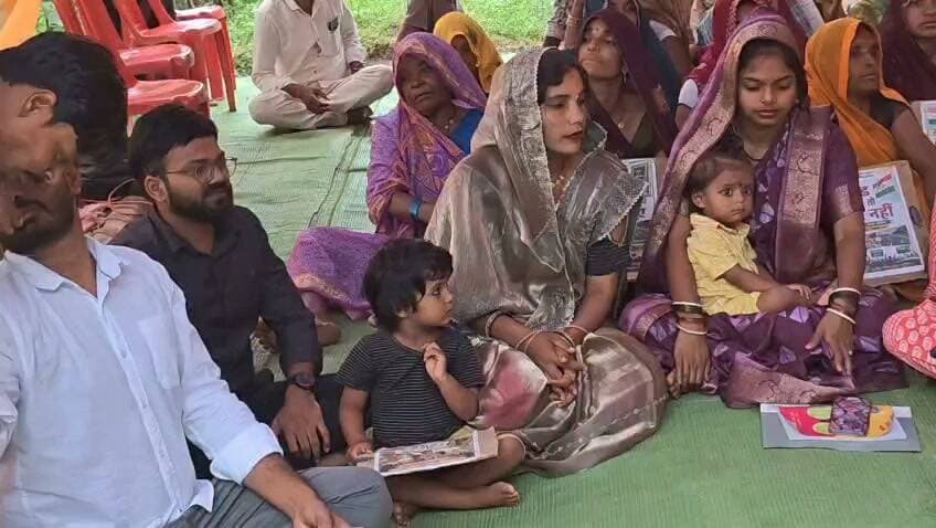 खड्डी खुर्द की सड़क पर गरमाया सियासी पारा, रामचरण सोनी ने दी कलेक्टर निवास पहुंचने की चेतावनी
12 दिन से धरने पर ग्रामीणों का दावा, आप नेता बोले—“अब आश्वासन नहीं, सड़क का काम चाहिए”; सोशल मीडिया पोस्ट के जरिए मुख्यमंत्री और कलेक्टर को घेरा
सीधी। रामपुर नैकिन तहसील के खड्डी खुर्द गांव की बदहाल सड़क को लेकर चल रहा आंदोलन अब राजनीतिक बयानबाजी का मुद्दा भी बन गया है। सड़क निर्माण की मांग को लेकर लीला साहू और ग्रामीणों का धरना 14 सितंबर से जारी होने की रिपोर्ट सामने आई है।
इसी बीच आम आदमी पार्टी के रामचरण सोनी ने सोशल मीडिया पर पोस्ट करते हुए मुख्यमंत्री डॉ. मोहन यादव और सीधी कलेक्टर को सीधे संबोधित किया। सोनी ने लिखा कि “देखिए Dr Mohan Yadav जी, Collector Office Sidhi महोदय, ये सड़क लीला साहू जी के गांव खड्डी खुर्द की है, जिसको लेकर 12 दिन से धरना प्रदर्शन चल रहा है।”
सोनी ने आगे लिखा कि गांव के लोग किस तरह परेशान हो रहे हैं, इसे देखते हुए “अगर थोड़ी शर्म बची हो तो रोड का कार्य जल्द से जल्द चालू करवा दीजिए, नहीं तो अगला कदम कलेक्टर निवास सीधी का होगा।”
खड्डी खुर्द की सड़क का मुद्दा नया नहीं है। हालिया रिपोर्टों के मुताबिक ग्रामीण लंबे समय से सड़क निर्माण की मांग उठा रहे हैं और करीब 10.5 किलोमीटर मार्ग को पूरा कराने की मांग को लेकर आंदोलन चल रहा है।
अब रामचरण सोनी की इस चेतावनी के बाद सवाल प्रशासन की अगली कार्रवाई पर है—क्या धरने के बीच सड़क निर्माण का काम शुरू होगा या आंदोलन कलेक्टर निवास तक पहुंचेगा?
#सीधी #खड्डीखुर्द #LeelaSahu #RamCharanSoni #SidhiNews #MadhyaPradesh #RoadIssue #Protest #सीधी_न्यूज