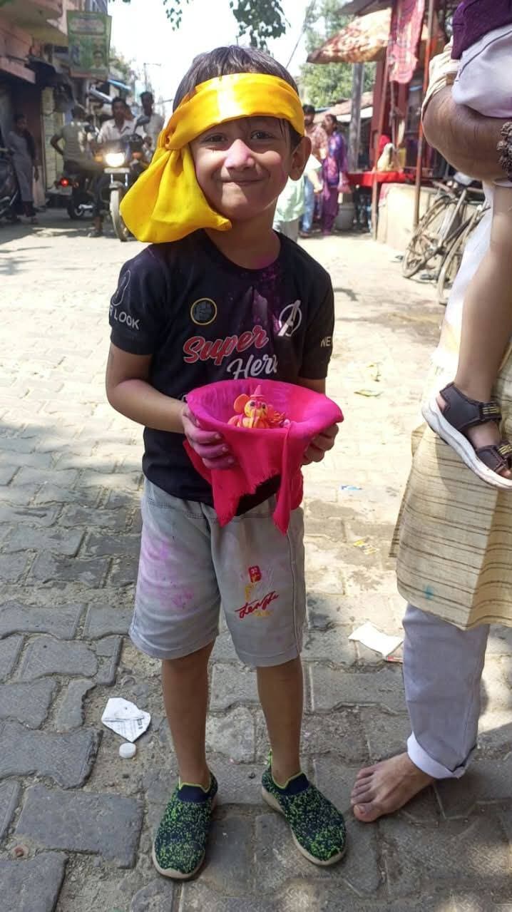👉#छह साल के मीरक ने खुद बनाई गणेश प्रतिमा, पूजा-अर्चना के बाद श्रद्धापूर्वक किया विसर्जन
शाहजहांपुर। गणेश उत्सव के दौरान श्रद्धालु भगवान गणेश की पूजा-अर्चना कर विधि-विधान से प्रतिमा का विसर्जन कर रहे हैं। इसी क्रम में महानगर में छह वर्षीय छात्र मीरक शाह ने अपनी अनोखी पहल से लोगों का ध्यान आकर्षित किया। फर्स्ट क्लास के छात्र मीरक ने अपने हाथों से किले के श्री गणेश भगवान की प्रतिमा तैयार की। इसके बाद उन्होंने श्रद्धा और भक्ति के साथ प्रतिमा की पूजा-अर्चना की और विधिवत विसर्जन किया। मीरक की इस पहल को देखकर आसपास के लोगों ने उसकी सराहना की और इसे बच्चों में धार्मिक एवं सांस्कृतिक संस्कारों को बढ़ावा देने वाला प्रयास बताया।मीरक शाह ने परिवार के सदस्यों और मोहल्लेवासियों की मौजूदगी में गणेश भगवान की पूजा की। पूजा-अर्चना के बाद प्रतिमा को श्रद्धापूर्वक विसर्जित किया गया। इस दौरान परिवार के लोगों के साथ बड़ी संख्या में मोहल्लेवासी भी मौजूद रहे। मीरक के पिता शिक्षक एवं पत्रकार रोहित बीएसए ने बताया कि बच्चों को भारतीय संस्कृति, परंपराओं और धार्मिक आयोजनों से जोड़ने के उद्देश्य से उसे स्वयं गणेश प्रतिमा तैयार करने के लिए प्रेरित किया गया। मीरक की मां एडवोकेट पूजा सक्सेना, दादी सुषमा सक्सेना, बुआ मंजू सक्सेना सहित परिवार के अन्य सदस्यों ने भी पूजा-अर्चना में भाग लिया। छोटी उम्र में मीरक द्वारा की गई इस पहल की मौजूद लोगों ने सराहना की और उसके उज्ज्वल भविष्य की कामना की।