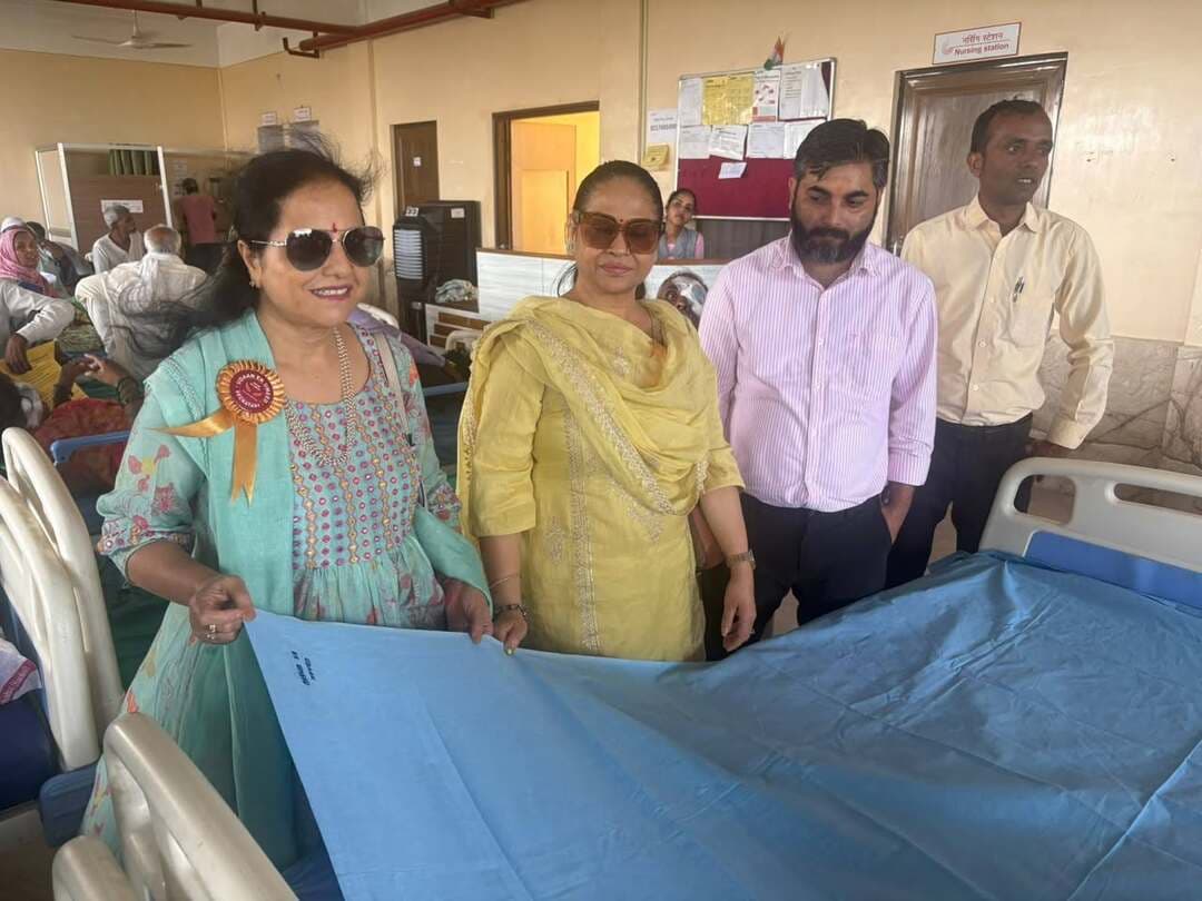 👉#मरीजों की सेवा के लिए उड़ान एक उम्मीद ने भेंट की 51 चादरें
शाहजहांपुर/मोहम्मदी। उड़ान एक उम्मीद संस्था की ओर से श्रॉफ आई हॉस्पिटल में मरीजों के लिए 51 चादरें भेंट की गईं। संस्था की अध्यक्ष नीलम गुप्ता और सचिव रेखा मोदी ने बताया कि संस्था पिछले दो वर्षों से श्रॉफ अस्पताल के साथ मिलकर नेत्र रोगियों की सेवा कर रही है। इस दौरान कई नेत्र शिविर आयोजित किए गए, जिनमें डॉ. श्रॉफ की टीम के सहयोग से सैकड़ों मरीजों के निशुल्क ऑपरेशन कराए जा चुके हैं। संस्था पदाधिकारियों ने अस्पताल की स्वच्छता, आधुनिक सुविधाओं और निशुल्क स्वास्थ्य सेवाओं की सराहना की। उन्होंने कहा कि जरूरतमंद मरीजों को बेहतर उपचार उपलब्ध कराने में अस्पताल की भूमिका सराहनीय है।
Neelam Gupta