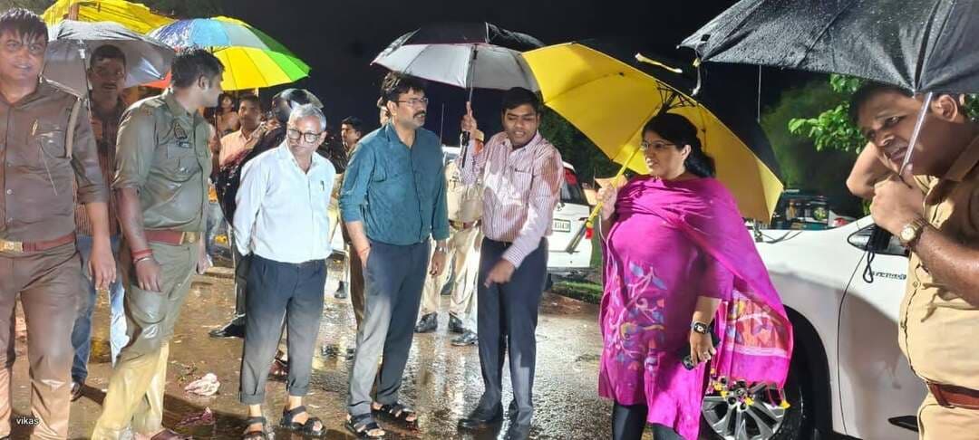 रायबरेली
लगातार बारिश के बीच मूर्ति विसर्जन स्थल का डीएम ने किया निरीक्षण।
राजघाट समेत अन्य विसर्जन स्थलों का एसपी के साथ डीएम ने किया निरीक्षण।
विसर्जन स्थल पर सुरक्षा, साफ-सफाई, प्रकाश व्यवस्था और बैरिकेडिंग के दिए निर्देश।
जलस्तर और मौसम की स्थिति पर लगातार नजर रखने के आदेश,
आकस्मिक स्थिति से निपटने की तैयारी।
श्रद्धालुओं की सुरक्षा और भीड़ नियंत्रण के साथ यातायात व्यवस्था दुरुस्त रखने के निर्देश।
निरीक्षण के दौरान एडीएम प्रशासन सिद्धार्थ ईओ नगर पालिका स्वर्ण सिंह रहे मौजूद