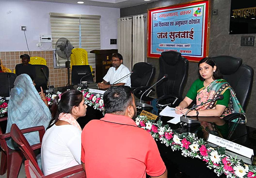 समाहरणालय बक्सर
(जिला जन संपर्क कार्यालय)
प्रेस विज्ञप्ति:- दिनांक 25 सितम्बर 2026
आज दिनांक 25 सितम्बर 2026 को जिला पदाधिकारी बक्सर, श्रीमती साहिला के द्वारा आम जनता से मुलाकात कर जन सुनवाई समाहरणालय परिसर स्थित सभाकक्ष में एवं अनुमंडल पदाधिकारी, भूमि सुधार उप समाहर्ता एवं प्रखंड स्तरीय पदाधिकारी वीडियो कॉन्फ्रेंसिंग के माध्यम से जुड़े हुए थे।
जन सुनवाई में विभिन्न प्रखंडों से आए नागरिकों ने अपनी समस्याओं, शिकायतो एवं कुल 143 आवेदनों को जिला पदाधिकारी के समक्ष प्रस्तुत किया गया।
जनता दरबार में प्राप्त कुल 143 आवेदनों में से सबसे ज्यादा 60 राजस्व विभाग, 40 विकास से एवं 43 अन्य संबंधित विभाग से संबंधित आवेदन है।
जिला पदाधिकारी ने सभी आवेदकों की समस्याओं को गंभीरता एवं संवेदनशीलता के साथ सुनते हुए संबंधित विभागीय अधिकारियों को आवश्यक कार्रवाई हेतु तत्काल निर्देश दिया। उन्होंने आश्वस्त किया कि हर आवेदन का निष्पादन समय सीमा के भीतर पारदर्शी एवं न्यायोचित तरीके से किया जाएगा।
जिला प्रशासन बक्सर जनसहभागिता एवं जन सुनवाई को सर्वोपरि महत्व देता है तथा आम जनता की समस्याओं के त्वरित एवं प्रभावी निस्तारण के लिए सतत प्रतिबद्ध है।
जिला जन संपर्क कार्यालय
बक्सर।
@top fans Information & Public Relations Department, Government of Bihar Samrat Choudhary CMO Bihar Buxar Administration Buxar Police जिला प्रशासन बक्सर #samrat4bjp #CMSamrat #IPRDBihar #samratchoudhary #BuxarNews #buxarcity #buxarjila #bihar #buxar