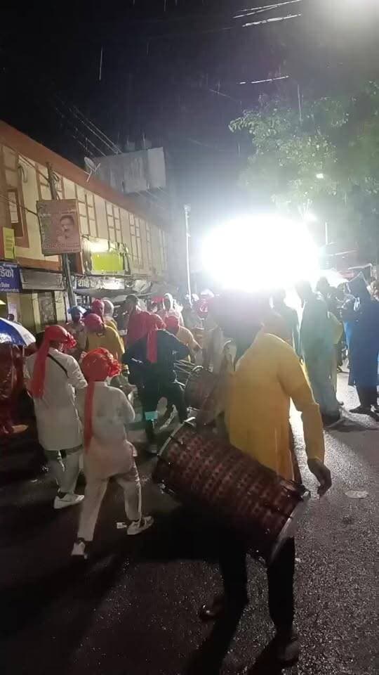 बहराइच शहर के ब्रम्हणीपुरा ब्रह्मांड के अधिकारी भारी बारिश में विसर्जन शोभायात्रा में जाते गणेश भक्त ।