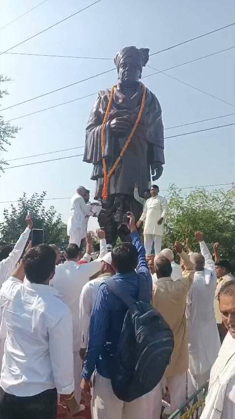 युग पुरुष हरियाणा निर्माता जननायक ताऊ देवीलाल के जन्मदिन को जजपा ने धूमधाम से मनाया
*जजपा राष्ट्रीय अध्यक्ष डा.अजय चौटाला और पूर्व उपमुख्यमंत्री दुष्यंत चौटाला के मार्गदर्शन में समस्त हरियाणा में जजपा ने चौधरी देवीलाल का जन्मदिन मनाया*
*भिवानी में जजपा ने किसान कमेरों दलितों पिछड़ों के मसीहा ताऊ देवीलाल को याद किया*
भिवानी 25 सितम्बर... हरियाणा निर्माता जननायक चौधरी देवीलाल को भिवानी में आज हजारों जजपा कार्यकर्ता और सामाजिक संगठनों ने याद किया। ताऊ के नाम से देश में प्रसिद्ध हुए पूर्व उपप्रधानमंत्री के 113वें जन्मदिवस पर आज लोहारू रोड स्थित उनकी प्रतिमा को माल्यार्पण पर और गंगाजल से स्नान करवाकर जजपा ने अपने प्रिय नेता को याद किया। ज़िला अध्यक्ष जितेंद्र शर्मा और जिला प्रभारी कृष्ण बजीणा के नेतृत्व में जिला भिवानी के समस्त जननायक जनता पार्टी के पदाधिकारियों और कार्यकर्ताओं ने हवन यज्ञ कर हरियाणा निर्माता को याद किया। इस मौके पर जिला अध्यक्ष जितेंद्र शर्मा ने कहा की आज महान विभूति और किसान कमेरो के मसीहा का जन्मदिवस है। चौधरी देवीलाल ने राजनीति से उपर उठकर के काम किया था। 100 से ज्यादा टैक्स उन्होंने अपने कलम से माफ करने का काम किया था। जननायक चौधरी देवीलाल ने जचा बच्चा योजना,बुढापा पैंशन, अनूसूचित जाति समाज की धर्मशाला निर्माण,काम के बदले अनाज सहित अनेक जनकल्याणकारी योजनाओं को लागू किया।
जजपा जिला प्रभारी कृष्ण बजीणा ने कहा की आज की राजनीति परिदृश्य में जननायक चौधरी देवीलाल जैसी शख्सियत का होना बहुत जरूरी है। चौधरी देवीलाल ने 36 बिरादरी को अपना परिवार मानकर योजनाएं बनाई थी। वह जुबान के पक्के और नेक सोच के नेता थे। विश्वनाथ प्रताप सिंह को देश का प्रधानमंत्री बनाकर ताऊ देवीलाल ने जुबान के धनी होने का प्रमाण दिया था। आज जननायक जनता पार्टी उनके नक्शे कदमों पर चलकर आगे बढ़ने का प्रयास कर रही है। आज जजपा राष्ट्रीय अध्यक्ष डाक्टर अजय सिंह चौटाला के मार्गदर्शन जब दुष्यंत चौटाला उपमुख्यमंत्री बने तब उन्होंने गुरु रविदास मंदिर के लिए 3 एकड़ भूमि दिलवाने का काम किया, बीसी समाज को 8% आरक्षण दिलवाया, महिलाओं को डीपो में 33% आरक्षण, महिलाओं को पंचायती राज में 50%आरक्षण सहित रोजगार की गारंटी 75% हरियाणवी को रोजगार देने के आरक्षण पर काम किया था, दुष्यंत चौटाला ने समस्त हरियाणा में युवाओं और गरीब प्रतिभाओं को आगे बढ़ाने के लिए ई डिजिटल लाइब्रेरीयों का निर्माण गांव गांव व शहरों के वार्डों में बनवाने का काम किया जो सराहनीय है।
इस मौके पर मदन जूसवाला और उसके साथियों द्वारा गंगाजल से किसान मसीहा की प्रतिमा को नहलाया गया।
इस मौके पर जिलाध्यक्ष जितेन्द्र शर्मा, जिला प्रभारी कृष्ण बजीणा, अजमेर मुंढाल, ऋषिपाल फौगाट, देवेन्द्र नकीपूर, कृष्ण सुंगरपूर,भानी देवी,सेठी धनाना, राजबीर तालू, रविन्द्र पटौदी,अल्का आर्य, सुलोचना पोटलिया,निर्मला परमार, सुमित्रा श्योराण,मदन जूसवाला,डा.दिलबाग बुढेडा, एडवोकेट वेदपाल ढिल्लों, प्रदीप गोयल,जरनैल सीपर, नरेश सिवाड़ा, बलवंत औंरगनगर,आशु बाल्मिकी, राजेश आर्य, जयदीप ग्रेवाल इनसो,सपना इनसो,ओमी बापौडा राजपूत, मुकेश पंडित बापौडा, संदीप बापौडा, सुल्तान सिंह,संजय कारखल,मुनीष राणा, राहुल सामलयान, एडवोकेट राजेश, भूपेंद्र गोदारा,अनुज शेषमा,ललित मेहरा, राजकुमार ओबरा,यासिन खान,अजित यादव,मंजित लाम्बा, कमलजीत यादव,मां.रमेश मिताथल,करतार तालू,हितैश चांवरिया, ओमप्रकाश मेहरा,फोर्ड धनाना,राजपाल मुंढाल,सतबीर पूनिया,रिशाल थानेदार, राजेन्द्र कलिंगा, एडवोकेट अनुज श्योराण, जोगेन्दर मतानी,पारस भैणी, प्रदीप रोढा,दिलावर खाप प्रधान, राजकुमार खाती, रामनिवास प्रजापति, सज्जन प्रजापत, राजेश ग्रेवाल, राजेश कुमार,वेद सहरावत,सतीश बागनवाला, विश्वेंद्र गोयत इनसो, सुमित इनसो, अमित इनसो, रामफल कुंगड़, विशम्बर कुंगड़,संसार कुंगड़, जयसिंह लोहानी, दिनेश रोढा,मोनू तंवर,वजीर धनाना,रामबीर सांगवान किसान सैल,हर्ष शास्त्री,अजित यादव बीसी सैल, रामसिंह सरपंच, बलवान टिटानी, संदीप खानक,दलबीर फौजी, ब्रह्मा बापौडा,भूप सिंह,जिला प्रवक्ता राजू मेहरा सहित अनेक गणमान्य लोग उपस्थित थे।।