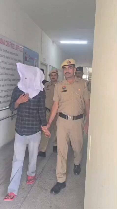 थाना साईबर क्राईम पुलिस भिवानी ने क्रेडिट कार्ड पर सर्विस चार्ज हटाने के नाम पर 4,56,626 रुपये की साईबर धोखाधड़ी करने के मामले में आरोपी को किया गिरफ्तार
*पुलिस टीम ने आरोपी को माननीय न्यायालय में पेश कर दो दिन के पुलिस रिमांड पर किया हासिल।*
पुलिस अधीक्षक भिवानी श्री मयंक मिश्रा, आईपीएस द्वारा जिले में आम नागरिकों के साथ ऑनलाइन साईबर धोखाधड़ी करने वाले साईबर अपराधियों को जल्द से जल्द गिरफ्तार कर उनके विरुद्ध प्रभावी कार्रवाई करने के निर्देश दिए गए हैं। इन्हीं निर्देशों के तहत कार्रवाई करते हुए थाना साईबर क्राईम पुलिस भिवानी ने क्रेडिट कार्ड पर सर्विस चार्ज हटाने के नाम पर साईबर धोखाधड़ी करने के मामले में एक आरोपी को गिरफ्तार करने में सफलता हासिल की है।
नरेश निवासी शांति नगर, भिवानी, जो भिवानी शहर में ज्वेलर्स की दुकान करते हैं, ने थाना साईबर क्राईम भिवानी में शिकायत दर्ज करवाई थी कि उन्होंने करीब एक माह पहले अपना क्रेडिट कार्ड बनवाया था। इसके बाद उनके मोबाइल नंबर पर एक अन्य नंबर से फोन आया तथा व्हाट्सऐप वीडियो कॉल के माध्यम से कॉल करने वाले व्यक्ति ने स्वयं को बैंक अधिकारी बताते हुए कहा कि उनके क्रेडिट कार्ड पर 28,000/- रुपये का सर्विस चार्ज लगा हुआ है। सर्विस चार्ज हटाने का झांसा देकर आरोपी ने शिकायतकर्ता से मोबाइल पर एक नंबर डायल करवाया। इसके बाद शिकायतकर्ता के मोबाइल पर क्रेडिट कार्ड से रुपये कटने के मैसेज आने शुरू हो गए। शिकायत के अनुसार, उसके क्रेडिट कार्ड से अलग-अलग ट्रांजेक्शन के माध्यम से कुल 4,56,626/- रुपये की ऑनलाइन धोखाधड़ी की गई। शिकायतकर्ता ने मामले की शिकायत थाना साईबर क्राईम भिवानी में दी, जिस पर संबंधित धाराओं के तहत अभियोग दर्ज कर जांच शुरू की गई।
दिनांक 24.09.2026 को थाना साईबर क्राईम भिवानी की पुलिस टीम ने एएसआई विजय कुमार के नेतृत्व में प्रभावी कार्रवाई करते हुए मामले में एक आरोपी को भिवानी से गिरफ्तार किया।
*गिरफ्तार किए गए आरोपी की पहचान हसीन पुत्र साबिर निवासी महरौला, जिला नूंह के रूप में हुई है।*
*पुलिस टीम द्वारा आरोपी को माननीय न्यायालय में पेश किया गया, जहां से आरोपी को दो दिन के पुलिस रिमांड पर लिया गया है।*
प्रारंभिक पूछताछ में आरोपी हसीन ने बताया कि इस अभियोग में पहले गिरफ्तार किए गए आरोपी अफजल को वह बैंक खाता उपलब्ध करवाता था। इसके बदले आरोपी हसीन को 15,000/- रुपये प्रतिमाह मिलते थे। पुलिस रिमांड के दौरान आरोपी से साईबर धोखाधड़ी की रकम तथा इस मामले में संलिप्त अन्य आरोपियों के संबंध में गहनता से पूछताछ की जाएगी।
पुलिस प्रवक्ता, भिवानी।।