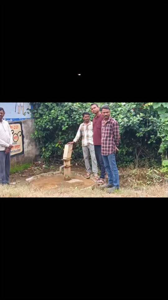 बिगड़ा पड़ा हैंडपंप शिकयतों के बाद भी समाधान नहीं