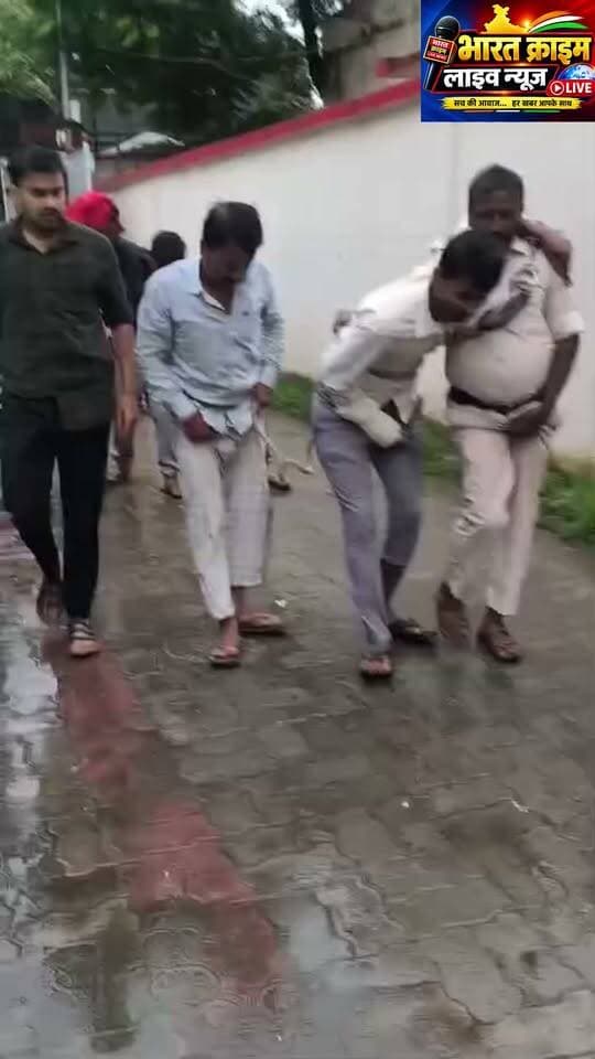 लंगड़ाते हुए कोर्ट पहुंचे आरोपी, कान पकड़कर मांगी माफी, पुलिस कार्रवाई की तारीफ।
बिहार के समस्तीपुर जिला के कर्पूरीग्राम थाना क्षेत्र के जगतसिंहपुर गांव में युवती से छेड़खानी के मामले में गिरफ्तार आरोपियों को पुलिस कोर्ट लेकर पहुंची। कोर्ट परिसर में सभी आरोपी लंगड़ाते हुए और पुलिसकर्मियों के कंधे का सहारा लेकर चलते दिखाई दिए। इस दौरान कुछ आरोपियों ने कान पकड़कर माफी भी मांगी।
बताया गया है कि गिरफ्तारी के बाद पुलिस सभी आरोपियों को मेडिकल जांच के लिए सदर अस्पताल ले गई थी। अस्पताल से बाहर निकलते समय वे सामान्य रूप से चल रहे थे, लेकिन पूछताछ के बाद जब उन्हें न्यायालय में पेश किया गया तो उनकी चाल में परेशानी दिखी। कोर्ट परिसर में आरोपियों के लंगड़ाने का वीडियो भी सामने आया है।
हालांकि पुलिस द्वारा पिटाई के आरोप की आधिकारिक पुष्टि नहीं हुई है। स्थानीय लोग पुलिस की कार्रवाई की तारीफ कर रहे हैं।
सभी आरोपियों को 15 दिनों की न्यायिक हिरासत में भेज दिया गया है।