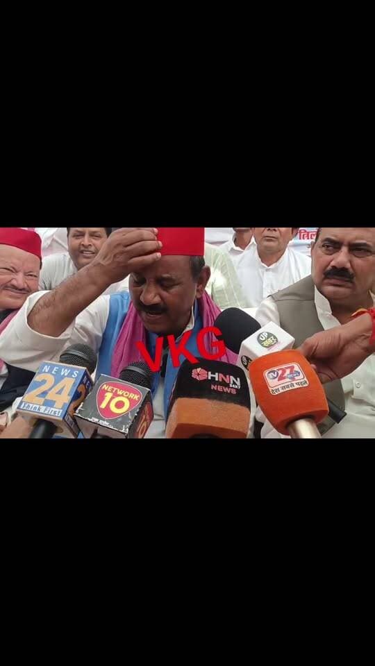पत्रकारों के सवाल पर सपा प्रदेश अध्यक्ष तिलमिलाए
लखीमपुर खीरी में दो दिवसीय दौरे पर पहुंचे समाजवादी पार्टी के प्रदेश अध्यक्ष श्याम लाल पाल से पत्रकारों ने सवाल पूछे। सवाल पूरा होने से पहले ही प्रदेश अध्यक्ष का तेवर बदल गया और उन्होंने सामने से संस्थानों की माइक आईडी हटाते हुए जवाब देने से इनकार कर दिया।
📍 सवाल क्या था?
🎤 प्रदेश अध्यक्ष ने माइक आईडी क्यों हटाई?
🔥 आखिर पत्रकारों के सवाल पर क्यों बढ़ा सपा प्रदेश अध्यक्ष का तनाव?
देखिए पूरा वीडियो और खुद तय कीजिए कि हुआ क्या था।
#LakhimpurKheri #SamajwadiParty #ShyamLalPal #UPPolitics #ViralVideo