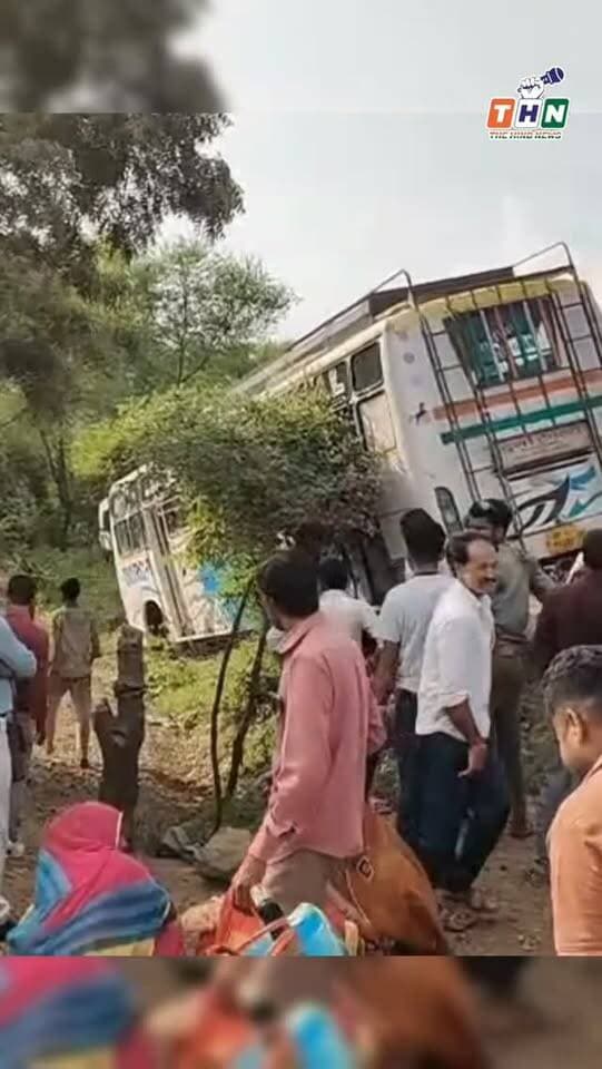 आगर मालवा में यात्री बस अचानक रोड से नीचे उतरी, यात्रियों में मची अफरा तफरी #agar #ᴠɪʀᴀʟᴠɪᴅᴇᴏs #india #viralvideos