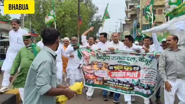 मुख्य चुनाव आयुक्त के खिलाफ आरजेडी ने निकाला विरोध मार्च, इस्तीफा की मांग के साथ साथ पुतला भी जलाया गया।