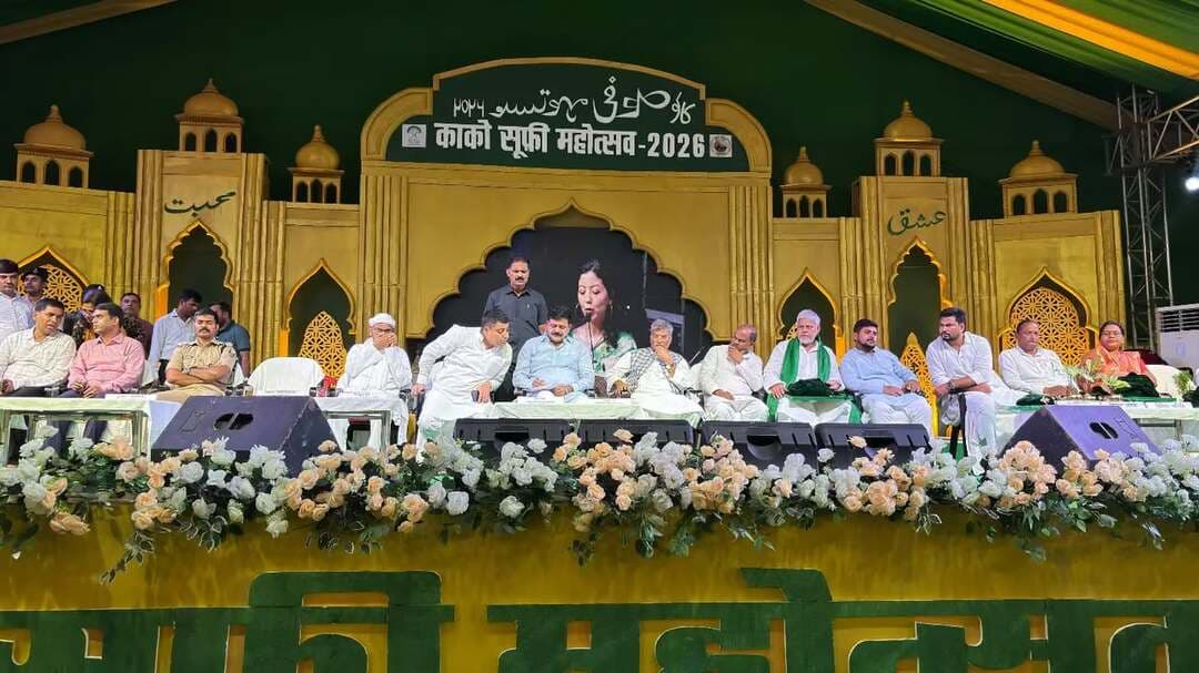 🌹 मोहब्बत, अमन और रूहानियत के रंग में सजा काको—सूफी महोत्सव–2026 का भव्य शुभारंभ ✨
काको, जहानाबाद की सूफियाना सरज़मीं पर माननीय मंत्री, अल्पसंख्यक कल्याण विभाग, बिहार सरकार-सह-प्रभारी मंत्री, जहानाबाद श्री मोहम्मद जमा खान, माननीय पूर्व सांसद श्री अरुण कुमार, माननीय सदस्य, बिहार विधान सभा, जहानाबाद श्री राहुल कुमार, माननीय सदस्य, बिहार विधान सभा, घोसी श्री ऋतुराज कुमार, माननीय सदस्य, बिहार विधान सभा, मखदुमपुर श्री सूबेदार दास जिला पदाधिकारी, जहानाबाद श्रीमती छिरिङ वाई भूटिया, पुलिस अधीक्षक, जहानाबाद श्री कोटा किरण कुमार एवं अन्य माननीय जनप्रतिनिधिगण द्वारा विधिवत दीप प्रज्ज्वलित कर सूफी महोत्सव–2026 का शुभारंभ किया गया।
🌿 सभी माननीय अतिथियों का पौधा एवं पेंटिंग भेंट कर आत्मीय स्वागत किया गया।
जिला पदाधिकारी श्रीमती छिरिङ वाई भूटिया ने अपने स्वागत अभिभाषण में अतिथियों का अभिनंदन करते हुए मखदूमा सय्यदा हजरत बीबी कमाल रहमतुल्लाह अलैहा की मोहब्बत, करुणा एवं इंसानियत की विरासत को स्मरण किया। उन्होंने काको की सूफी परंपरा में बसे आपसी सद्भाव और भाईचारे के संदेश को रेखांकित किया।
माननीय सदस्यगण, बिहार विधान सभा ने उपस्थित जनसमूह का अभिवादन करते हुए सूफी संस्कृति की रूहानियत एवं सामाजिक सौहार्द पर अपने विचार व्यक्त किए।
माननीय प्रभारी मंत्री श्री मोहम्मद जमा खान ने अपने अभिभाषण में उपस्थित जनसमूह का अभिनंदन किया तथा सूफी संस्कृति में निहित प्रेम, अमन और भाईचारे के संदेश पर विस्तार से प्रकाश डाला। उनके संबोधन में सूफी परंपरा की रूहानियत, इंसानियत के प्रति सम्मान और आपसी सद्भाव की भावना प्रमुख रही। बीबी कमाल की पावन सरज़मीं से जुड़े इस आयोजन में उन्होंने समाज को जोड़ने वाली सूफियाना विरासत के महत्व को रेखांकित किया।
🤲 बीबी कमाल की सरज़मीं से पैग़ाम—दिलों में मोहब्बत, समाज में अमन और हर ओर भाईचारा।
#सूफीमहोत्सव2026 #काको_जहानाबाद #सूफीसंस्कृति
#मोहब्बत अमन रूहानियत
#विकसितभारत_समृद्धबिहार_आदर्शजहानाबाद
