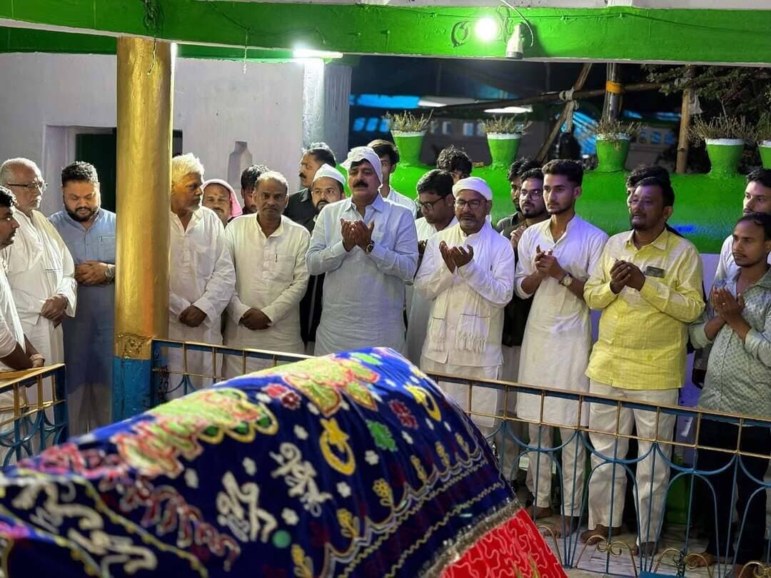 🌹 सूफी महोत्सव–2026: बीबी कमाल की दरगाह पर माननीय मंत्री ने की इबादत एवं चादरपोशी
सूफी महोत्सव–2026 के अवसर पर काको, जहानाबाद स्थित मखदूमा सय्यदा हजरत बीबी कमाल रहमतुल्लाह अलैहा की दरगाह पर माननीय मंत्री, अल्पसंख्यक कल्याण विभाग, बिहार सरकार-सह-प्रभारी मंत्री, जहानाबाद श्री मोहम्मद जमा खान द्वारा इबादत एवं चादरपोशी की गई।
इस अवसर पर माननीय सदस्य, बिहार विधान सभा, जहानाबाद श्री राहुल कुमार, माननीय सदस्य, बिहार विधान सभा, मखदुमपुर श्री सूबेदार दास, जिला पदाधिकारी श्रीमती छिरिङ वाई भूटिया, पुलिस अधीक्षक श्री कोटा किरण कुमार, उप विकास आयुक्त, अपर समाहर्ता एवं अन्य प्रशासनिक पदाधिकारी, माननीय जनप्रतिनिधिगण तथा दरगाह के सम्मानित सदस्य उपस्थित रहे।
🤲 मोहब्बत, अमन और रूहानियत की सरज़मीं—काको, जहानाबाद।
#सूफीमहोत्सव2026 #बीबीकमालदरगाह #काको #जहानाबाद #विकसितभारत_समृद्धबिहार_आदर्शजहानाबाद