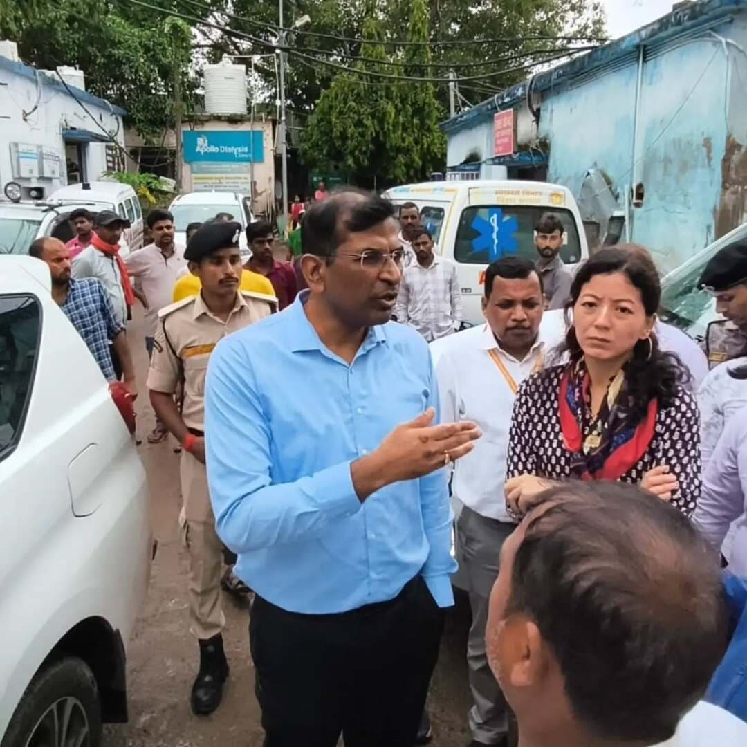 🏥 सदर अस्पताल, जहानाबाद का औचक निरीक्षण; बेहतर स्वास्थ्य सेवाओं के निर्देश
सचिव, स्वास्थ्य विभाग, बिहार सरकार एवं कार्यपालक निदेशक, राज्य स्वास्थ्य समिति द्वारा सदर अस्पताल का औचक निरीक्षण किया गया।निरीक्षण में जिला पदाधिकारी, जहानाबाद श्रीमती छिरिङ वाई भूटिया, सिविल सर्जन सहित संबंधित स्वास्थ्य पदाधिकारी उपस्थित रहे। इमरजेंसी एवं PICU में मरीजों के उपचार, ओपीडी में दवा वितरण, ड्यूटी रोस्टर तथा नवनिर्मित भवन में शिफ्टिंग की तैयारियों की समीक्षा की गई।
📌 निरीक्षण में प्रमुख निर्देश—
✅ चिकित्सक एवं स्वास्थ्यकर्मी समय पर उपस्थित रहकर गुणवत्तापूर्ण उपचार सुनिश्चित करें।
💊 आवश्यक एवं जीवनरक्षक दवाओं की पर्याप्त उपलब्धता और परामर्श के अनुरूप वितरण करें।
🚑 गंभीर मरीजों के उपचार एवं रेफरल में निर्धारित SOP का पालन करें।
💻 BHAVYA पोर्टल पर मरीजों के चिकित्सा रिकॉर्ड अद्यतन रखें।
🔎 मरीजों की सुविधा एवं निर्बाध उपचार हेतु सेवाओं की नियमित समीक्षा करें।
🥼 चिकित्सक एवं पैरामेडिकल स्टाफ निर्धारित ड्रेस कोड का पालन करें।
🏥 नवनिर्मित भवन में शिफ्टिंग की तैयारियां समयबद्ध रूप से पूर्ण करें।
निरीक्षण में जिला पदाधिकारी, सिविल सर्जन सहित संबंधित स्वास्थ्य पदाधिकारी उपस्थित रहे।
#जहानाबाद #सदरअस्पताल #स्वास्थ्यविभाग #बिहार
#विकसितभारत_समृद्धबिहार_आदर्शजहानाबाद