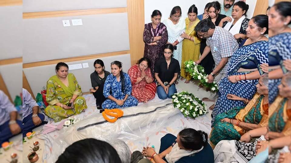 मंत्री दीपिका पाण्डेय की दिवंगत पुत्री तृषा को पुष्पांजलि देने और परिवार को ढांढस बंधाने पहुंचे सीएम हेमंत सोरेन समेत कई नेता। भावुक और नम आँखों से में तृषा को दी गई अंतिम विदाई।