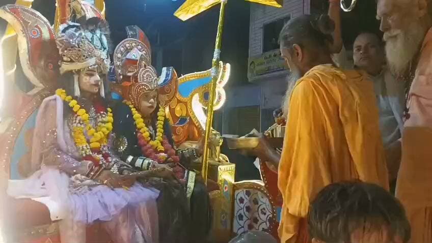 हमीरपुर प्रशासनिक सूझबूझ से मौदहा का कंस मेला जुलूस सकुशल संपन्न
हमीरपुर मौदहा कस्बे में आयोजित कंस मेले की भव्य शोभायात्रा शुक्रवार को प्रशासनिक सूझबूझ और कड़ी सुरक्षा व्यवस्था के बीच सकुशल संपन्न हुई। संवेदनशील इलाकों से भी जुलूस को शांतिपूर्वक निकाला गया।
एडीएम और एएसपी की निगरानी में निकली शोभायात्रा के दौरान पुलिस की कई टुकड़ियां प्रमुख स्थानों और संवेदनशील क्षेत्रों में तैनात रहीं। एसडीएम कर्णवीर सिंह और सीओ राजकुमार पांडेय कोतवाली प्रभारी संतोष सिंह चंद्रशेखर क्राइम इंस्पेक्टर अभिषेक त्रिवेदी विजय विजय प्रताप जुलूस के साथ मौजूद रहकर कानून व्यवस्था की निगरानी करते रहे।
एसपी मृगांक शेखर पाठक के निर्देश पर पुलिस बल पूरी तरह अलर्ट रहा। अधिकारियों ने कस्बे के प्रमुख मार्गों से शोभायात्रा को सकुशल संपन्न कराया। जुलूस में सैकड़ों की संख्या में क्षेत्रवासियों ने भाग लिया।चाहें तो इसे और छोटी “ब्रेकिंग न्यूज़” शैली में भी तैयार कर सकता हूं।
#maudahajandhmela
#kanshmela
#hamirpurnews
#hamirpurkanshmela