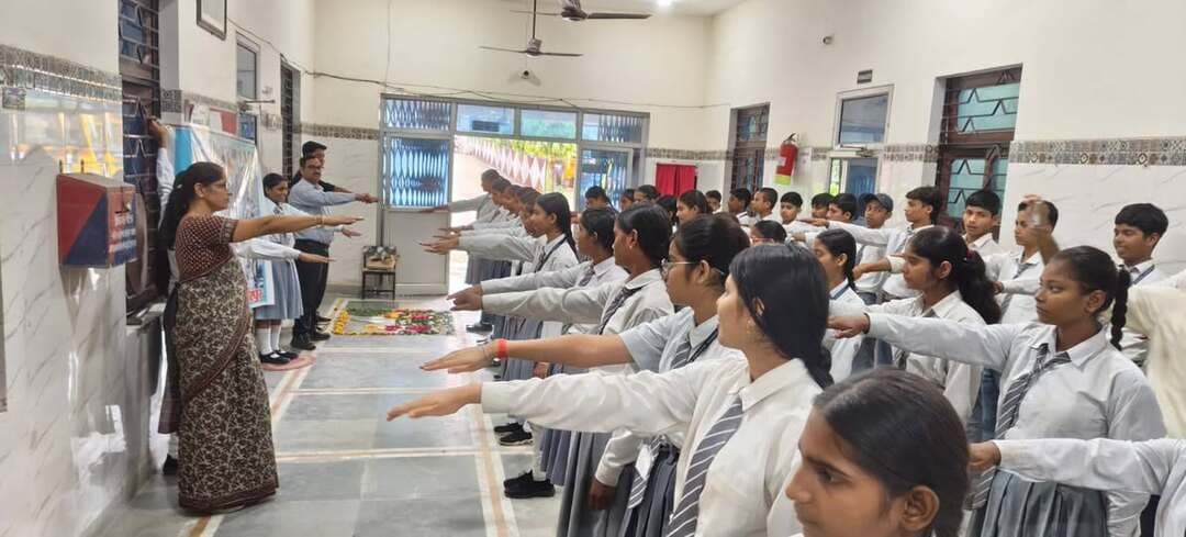 हमीरपुर में गंगा स्वच्छता पखवाड़ा एवं सेवा संकल्प अभियान के तहत छात्राओं ने रंगोली, क्विज प्रतियोगिता में लिया उत्साहपूर्वक भाग*
*गंगा संरक्षण एवं स्वच्छता के प्रति जागरूकता बढ़ाने के लिए छात्राओं को दिलाई गई गंगा शपथ*
हमीरपुर। जिलाधिकारी श्री अशोक कुमार के निर्देशानुसार एवं प्रभागीय वनाधिकारी श्री अरविंद कुमार के दिशा-निर्देशन में आज 25 सितम्बर, 2026 को गंगा स्वच्छता पखवाड़ा एवं सेवा संकल्प अभियान के अंतर्गत राजकीय बालिका इंटर कॉलेज, हमीरपुर एवं सरदार पटेल बालिका इंटर कॉलेज, हमीरपुर में विभिन्न जागरूकता कार्यक्रम आयोजित किए गए। कार्यक्रम के दौरान छात्राओं के बीच रंगोली एवं क्विज प्रतियोगिता आयोजित की गई, जिसमें छात्राओं ने बढ़-चढ़कर उत्साहपूर्वक प्रतिभाग किया।
कार्यक्रम का उद्देश्य छात्राओं एवं युवाओं में गंगा नदी की स्वच्छता, संरक्षण तथा पर्यावरण के प्रति जागरूकता विकसित करना रहा। प्रतियोगिताओं के माध्यम से छात्राओं को गंगा एवं जल संरक्षण, स्वच्छता तथा पर्यावरण संरक्षण के महत्व की जानकारी दी गई। कार्यक्रम के अंत में छात्राओं एवं उपस्थित स्टाफ को गंगा स्वच्छता एवं संरक्षण के प्रति जागरूक रहने तथा अन्य लोगों को भी प्रेरित करने की गंगा शपथ दिलाई गई।
इस अवसर पर दोनों विद्यालयों की प्रधानाचार्य एवं समस्त स्टाफ ने कार्यक्रम में सहभागिता करते हुए छात्राओं का उत्साहवर्धन किया। कार्यक्रम में सरदार पटेल बालिका इंटर कॉलेज की प्रधानाचार्या श्रीमती पूनम सचान, राजकीय बालिका इंटर कॉलेज की प्रधानाचार्या श्रीमती सरस्वती देवी तथा जिला परियोजना अधिकारी, नमामि गंगे, हमीरपुर श्री धीरेंद्र सिंह सहित संबंधित विभागीय एवं वन विभाग के अधिकारी-कर्मचारी उपस्थित रहे।