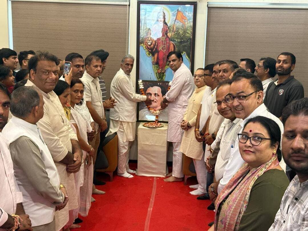 पंडित दीनदयाल जी के विचारों से प्रेरित होकर 25 वर्षों से जन-जन को सशक्त कर रहे हैं मोदी: कृष्णपाल गुर्जर
👉पंडित जी के अंत्योदय के संकल्प को साकार कर रहे हैं प्रधानमंत्री मोदी : कृष्णपाल गुर्जर
👉फरीदाबाद जिले के सभी 877 बूथों पर मनाई गई पंडित दीनदयाल उपाध्याय की जयंती
फरीदाबाद, 25 सितंबर Rakesh Kumar केंद्रीय सहकारिता राज्यमंत्री कृष्णपाल गुर्जर ने कहा कि पंडित दीनदयाल उपाध्याय ने अपना पूरा जीवन राष्ट्र और समाज की सेवा के लिए समर्पित किया। उन्होंने समाज के अंतिम पंक्ति में खड़े व्यक्ति के उत्थान को राष्ट्र निर्माण का महत्वपूर्ण आधार माना। उनके एकात्म मानववाद, संस्कृतिक राष्ट्रवाद, आत्मनिर्भर भारत एवं अंत्योदय के विचारों ने गरीब, वंचित और जरूरतमंद लोगों के कल्याण के साथ-साथ समाज के सभी वर्गों के समग्र विकास को विशेष महत्व दिया।
श्री गुर्जर ने आगे कहा कि प्रधानमंत्री नरेंद्र मोदी के नेतृत्व में भाजपा की केंद्र सरकार और प्रदेश सरकार पंडित दीनदयाल उपाध्याय के अंत्योदय के सिद्धांत और एकात्म मानववाद से प्रेरणा लेकर विभिन्न जनकल्याणकारी योजनाओं के माध्यम से समाज के जरूरतमंद वर्गों तक विकास का लाभ पहुँचाकर जन-जन को सशक्त कर रही है । भाजपा सरकारों का प्रयास है कि विकास की योजनाओं का लाभ समाज के अंतिम व्यक्ति तक पहुंचे और कोई भी जरूरतमंद व्यक्ति विकास की मुख्यधारा से वंचित न रहे।
भारतीय जनता पार्टी फरीदाबाद जिला द्वारा पंडित दीनदयाल उपाध्याय की जयंती के अवसर पर बूथ नं. 178 पर स्थित भाजपा जिला कार्यालय “अटल कमल” पर जिला अध्यक्ष पंकज पूजन रामपाल की अध्यक्षता में कार्यक्रम आयोजित किया गया। कार्यक्रम में केंद्रीय सहकारिता राज्यमंत्री श्री कृष्णपाल गुर्जर मुख्य अतिथि के रूप में उपस्थित रहे। उन्होंने जिला अध्यक्ष पंकज पूजन रामपाल, जिला महामंत्री चौधरी प्रवीण गर्ग, पार्षद गणों हरेन्द्र भड़ाना, अजय बैसला, विनोद भाटी, मनोज वशिष्ठ, संजीव कुमार, जगत फागना और भाजपा कार्यकर्ताओं के साथ पंडित दीनदयाल उपाध्याय के चित्र पर पुष्प अर्पित कर उन्हें भावभीनी श्रद्धांजलि अर्पित की और उनके राष्ट्रसेवा, एकात्म मानववाद और अंत्योदय के विचारों को याद करते हुए कहा कि पंडित दीनदयाल उपाध्याय का जीवन, संघर्ष और एकात्म मानववाद तथा अंत्योदय का दर्शन आज भी समाज और राष्ट्र के लिए प्रासंगिक है।
इस अवसर पर भाजपा जिला अध्यक्ष पंकज पूजन रामपाल ने बताया कि फरीदाबाद जिले के सभी 877 बूथों पर पंडित दीनदयाल उपाध्याय की जयंती मनाई गई। बूथ पर आयोजित इन कार्यक्रमों में सभी मंत्री गण, विधायक गण, वरिष्ठ नेता, पार्टी पदाधिकारी एवं कार्यकर्ता उपस्थित रहे और सभी ने पंडित जी को श्रद्धांजलि अर्पित की।
जिला अध्यक्ष पंकज पूजन रामपाल ने पंडित दीनदयाल उपाध्याय के जीवन पर प्रकाश डालते हुए कहा कि उनका जन्म 25 सितंबर 1916 को नंगला चंद्रभान में हुआ था। उनका बचपन कठिन परिस्थितियों में बीता, लेकिन उन्होंने अपनी पढ़ाई जारी रखते हुए अपनी प्रतिभा का परिचय दिया। पंडित दीनदयाल उपाध्याय ने व्यक्तिगत सुख-सुविधाओं और सरकारी नौकरी का मोह छोड़कर राष्ट्रसेवा का मार्ग चुना तथा अपना सर्वस्व देश के लिए समर्पित कर दिया। उनका जीवन सादगी, त्याग, संघर्ष और राष्ट्रसेवा की मिसाल है। अंत्योदय और एकात्म मानववाद के उनके विचार आज भी समाज के अंतिम व्यक्ति के उत्थान और राष्ट्र निर्माण की प्रेरणा देते हैं और इसी क्रम में भाजपा संगठन द्वारा सेवा संकल्प अभियान के तहत जन सेवा के अनेकों कार्य किये जा रहे हैं ।
इस कार्यक्रम में भाजपा जिला उपाध्यक्ष धर्मबीर भड़ाना, जिला सचिव तरनजीत सिंह भाटिया, मनीष छोंकर, अनुराधा डीगवाल, पुनीता झा, ओबीसी मोर्चा के जिला अध्यक्ष प्रवीण चौधरी, जिला मीडिया प्रभारी विनोद गुप्ता, जिला आईटी संयोजक शिवम रतन, संदीप अधाना, मंडल अध्यक्ष तृप्ति माला, मुकेश झा, सुधीर मेहता, अमित आहुजा, अश्वनी गुलाटी, विनय भाटी, संजय अरोड़ा, सतेंद्र पाण्डे, नवीन नागर, दीपा भंडारी, मनमोहन भाटिया, बबली पंत, रेणु, माधव रावत, महेंद्र सिंह, जगदीश कुमार, गौरव कोली, सचिन गुप्ता, अभिषेक राणा और अन्य भाजपा कार्यकर्ता मौजूद रहे।