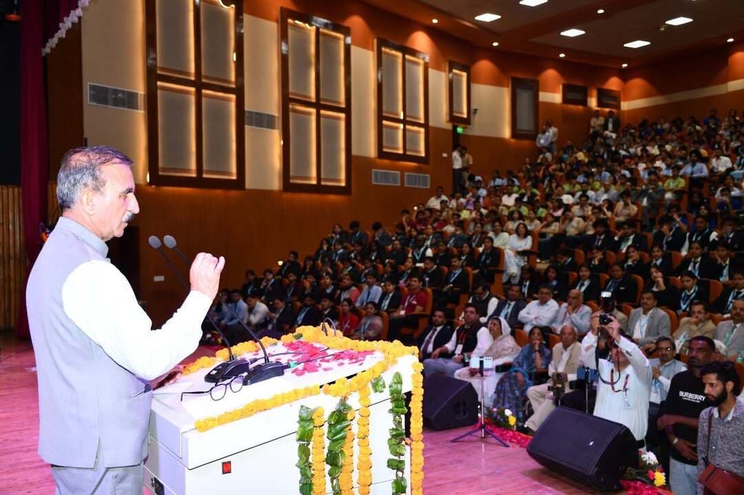मुख्यमंत्री ने विश्वविद्यालयों से हिमाचल की वास्तविक आवश्यकताओं के अनुरूप अनुसंधान परियोजनाओं को बढ़ावा देने का किया आह्वान
मुख्यमंत्री ने सोलन में आयोजित शैक्षणिक सम्मेलन की अध्यक्षता की
विश्वविद्यालय उभरते हुए रोजगार अवसरों के दृष्टिगत पाठ्यक्रमों को करें अद्यतन
मुख्यमंत्री ठाकुर सुखविन्द्र सिंह सुक्खू ने प्रदेश में स्थापित विश्वविद्यालयों से हिमाचल की वास्तविक आवश्यकताओं के अनुरूप अनुसंधान परियोजनाओं को बढ़ावा देने का आह्वान किया है। मुख्यमंत्री आज सोलन में ‘हिमाचल प्रदेश निजी शिक्षण संस्थान नियामक आयोग एवं निजी विश्वविद्यालयों के संस्थागत योगदान, भविष्य की प्राथमिकताएं एवं सहयोगात्मक कार्यप्रणाली’ विषय पर आयोजित शैक्षणिक सम्मेलन सत्र एवं छात्रों के साथ संवाद कार्यक्रम की अध्यक्षता कर रहे थे।
इस सम्मेलन का आयोजन हिमाचल प्रदेश निजी शिक्षण संस्थान नियामक आयोग द्वारा प्रदेश के सभी निजी विश्वविद्यालयों के सहयोग से किया गया।
ठाकुर सुखविन्द्र सिंह सुक्खू ने कहा कि मौसम में बदलाव, जल संरक्षण, आपदा प्रबंधन, सतत् पर्यटन, अक्षय ऊर्जा, बागवानी, स्वास्थ्य एवं पर्यावरण ऐसे क्षेत्र हैं जिनमें विश्वविद्यालयों द्वारा किया गया सार्थक अनुसंधान प्रदेश के हितों के संरक्षण में महत्वपूर्ण सिद्ध हो सकता है। उन्होंने विभिन्न क्षेत्रों में नवाचार की सम्भावनाएं मज़बूत करने पर बल दिया।
उन्होंने कहा कि इस दिशा में निजी विश्वविद्यालयों की भूमिका महत्वपूर्ण हैं। प्रदेश सरकार के लिए निजी विश्वविद्यालय मात्र शैक्षिणक संस्थान न होकर सम्पूर्ण उच्च शिक्षा प्रणाली के महत्वपूर्ण सहयोगी हैं।
मुख्यमंत्री ने कहा कि शिक्षा के विस्तार एवं भविष्य की आवश्यकताओं के अनुरूप युवाओं को तैयार करने में उद्योग जगत एवं शिक्षण संस्थानों के मध्य सहयोग आवश्यक है। उन्होंने कहा कि विश्वविद्यालय पाठ्यक्रम और उद्योगों की आवश्यकताओं के अनुरूप पाठ्यक्रम तैयार कर ही युवाओं को रोज़गार एवं स्वरोज़गार के बेहतर अवसर प्रदान किए जा सकते हैं। उन्होंने आग्रह किया कि विश्वविद्यालय उभरते हुए रोज़गार अवसरों के दृष्टिगत पाठ्यक्रमों को अद्यतन करते रहें।
ठाकुर सुखविन्द्र सिंह सुक्खू ने कहा कि निजी विश्वविद्यालयों को संकाय विकास, अनुसंधान सहयोग, छात्र आदान-प्रदान, स्टार्ट-अप और अंतरराष्ट्रीय सहयोग की दिशा में मिलकर कार्य करना चाहिए।
मुख्यमंत्री ने कहा कि प्रदेश सरकार राज्य में बेहतर पाठ्यक्रम, प्रयोगशालाएं, अनुसंधान सुविधाएं, उद्योग जगत के साथ सम्पर्क और राष्ट्र एवं अंतरराष्ट्रीय स्तर के रोज़गार अवसर उपलब्ध करवाने की दिशा में कार्य कर रही है। इस उद्देश्य की पूर्ति के लिए प्रदेश में प्राथमिक स्तर से उच्चतम स्तर तक शिक्षा अधोसंरचना को समग्र रूप से स्तरोन्नत किया जा रहा है। उन्होंने कहा कि प्रदेश में शिक्षा की पहुंच, गुणवत्ता एवं छात्रों के कौशल निखार पर बल दिया जा रहा है।
मुख्यमंत्री ने कहा कि प्रदेश सरकार के प्रयासों से हिमाचल में शिक्षा के क्षेत्र में अनेक सकारात्मक उपलब्धियां प्राप्त हुई हैं। आज हिमाचल प्रदेश गुणात्मक शिक्षा के क्षेत्र में 5वें स्थान पर पहुंच गया है जबकि वर्ष 2021 में प्रदेश 21वें स्थान पर था।
मुख्यमंत्री ने कहा कि स्कूली शिक्षा सुदृढ़ भविष्य का आधार है। प्रदेश सरकार बहुसुविधा सम्पन्न राजीव गांधी डे बोर्डिंग विद्यालयों की स्थापना के साथ-साथ सरकारी विद्यालयों को सी.बी.एस.ई. से जोड़ने की दिशा में कार्य कर रही है। प्रदेश के 156 विद्यालयों में सी.बी.एस.ई. पाठ्यक्रम आरम्भ किया जा चुका है तथा 100 सरकारी विद्यालयों को अलगे वर्ष सी.बी.एस.ई. से सम्बद्ध किया जाएगा।
ठाकुर सुखविन्द्र सिंह सुक्खू ने कहा कि निजी विश्वविद्यालय, हिमाचल प्रदेश सरकार के राज्य को सम्पूर्ण शिक्षा का हब बनाने की दिशा में महत्वपूर्ण सहयोगी हैं। उन्होंने आग्रह किया कि बागवानी, खाद्य प्रसंस्करण, कृषि तकनीक, पर्यटन एवं आतिथ्य, अक्षय ऊर्जा, वानिकी, स्वास्थ्य इत्यादि क्षेत्रों में कौशल आधारित एवं उद्योगों से जुड़े कार्यक्रमों को बढ़ावा दें ताकि हिमाचल की भौगोलिक परिस्थिति के अनुरूप पाठ्यक्रमों के माध्यम से अर्थव्यवस्था को मज़बूत करने की दिशा में सार्थक परिणाम मिल सकें।
मुख्यमंत्री ने इस अवसर पर उपस्थित निजी विश्वविद्यालय के विद्यार्थियों के साथ संवाद में आह्वान किया कि प्रदेश में जल के माध्यम से आत्मनिर्भरता की दिशा में सोच विकसित करें।
उन्होंने इस अवसर पर छात्रों के साथ संवाद में हिमाचल प्रदेश को शिक्षा हब बनाने, दुग्ध उत्पादन, प्राकृतिक कृषि और बंजर भूमि के उपयोग से सौर विद्युत उत्पादन से ग्रामीण आर्थिकी को मज़बूत बनाने और प्रदेश सरकार के प्रयासों से प्रश्न पत्र लीक होने जैसे घटनाओं पर पूर्ण अंकुश लगाने की जानकारी दी।
मुख्यमंत्री ने इससे पूर्व विभिन्न निजी विश्वविद्यालयों द्वारा अनुसंधान एवं पेटेंट विषयों पर आधारित प्रदर्शनी का अवलोकन भी किया।
स्वास्थ्य एवं परिवार कल्याण, सामाजिक न्याय एवं अधिकारिता तथा सैनिक कल्याण मंत्री डॉ. (कर्नल) धनीराम शांडिल ने इस अवसर पर निजी विश्वविद्यालयों की उपयोगिता पर प्रकाश डाला। उन्होंने छात्रों से आग्रह किया कि जीवन में लक्ष्य बनाकर परिश्रम करें और देश हित के लिए सदैव प्रयासरत रहें।
हिमाचल प्रदेश निजी शिक्षण संस्थान नियामक आयोग के सदस्य विजय पाल सिंह ने मुख्यमंत्री का स्वागत किया और आयोग की कार्य प्रणाली एवं आज के विषय पर विस्तृत जानकारी प्रदान की।
राज्यसभा सांसद अनुराग शर्मा, अर्की के विधायक संजय अवस्थी, कसौली के विधायक विनोद सुल्तानपुरी, हिमाचल प्रदेश सन्निर्माण कामगार कल्याण बोर्ड के अध्यक्ष नरदेव सिंह कंवर, हिमाचल प्रदेश राज्य औद्योगिक विकास निगम के उपाध्यक्ष अनुराग शर्मा, कांग्रेस के वरिष्ठ नेता सुरेन्द्र सेठी, ए.पी.एम.सी. सोलन के अध्यक्ष रोशन ठाकुर, कांग्रेस पार्टी के वरिष्ठ पदाधिकारी, शिक्षा सचिव राकेश कंवर, उपायुक्त सोलन मनमोहन शर्मा, निजी शिक्षण संस्थान नियामक आयोग के सदस्य ललित चौधरी, वरिष्ठ अधिकारी, विभिन्न निजी विश्वविद्यालयों के कुलपति, उपकुलपति, प्रोत्साहक, छात्र एवं अन्य गणमान्य व्यक्ति इस अवसर पर उपस्थित थे।
.0.