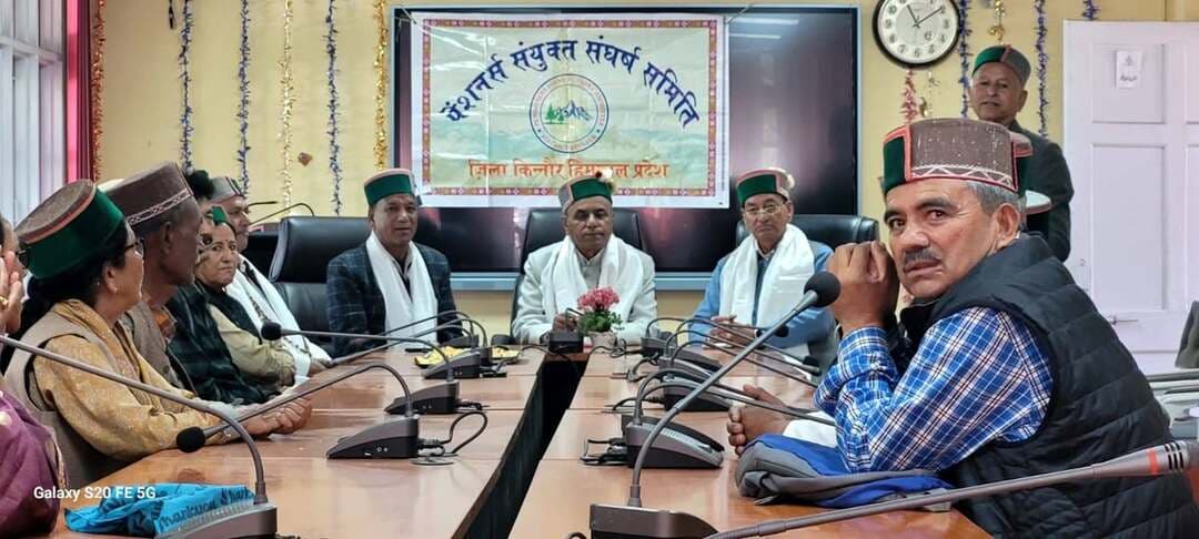 पेंशनरों के हक की लड़ाई गांव-गांव पहुंचाएगी संयुक्त संघर्ष समिति
हिमाचल प्रदेश पेंशनर्स संयुक्त समिति ने आज से जन जागरण अभियान आरंभ किया किन्नौर जिले से
लाहौल स्पीति जिले की काजा में 27 सितंबर को होगी संयुक्त संघर्ष समिति की बैठक
25 सितंबर रिकांगपिओ।* हिमाचल प्रदेश पेंशनर्स संयुक्त संघर्ष समिति ने प्रदेशभर में संगठन को मजबूत करने और पेंशनरों को उनके लंबित देनदारियों के प्रति जागरूक करने के लिए गांव-गांव जनसंपर्क अभियान तेज कर दिया है। इसी अभियान के तहत जिला किन्नौर संयुक्त संघर्ष समिति की बैठक समिति के प्रदेश उपाध्यक्ष एवं जिला अध्यक्ष मोहन सिंह नेगी की अध्यक्षता में शिक्षा विभाग के डाईट के सभागार में हुई जिसमें 3 ब्लाक अध्यक्षों सहित लगभग 57 पदाधिकारियों ने भाग लिया! विशेष अतिथि के रूप में हिमाचल प्रदेश संयुक्त संघर्ष समिति के प्रदेश अतिरिक्त महासचिव भूप राम वर्मा, मिडिया प्रभारी सैन राम नेगी, जिला शिमला संयोजक मोहन ठाकुर, उपाध्यक्ष धर्म देवी राठौर, हरदेव नेगी संयुक्त सचिव जेएसी किन्नौर,
इन्द्र सिंह नेगी प्रधान पूह ब्लाक, जय चंद नेगी प्रधान निचार ब्लाक, देवा पलजर,
फूल सिंह, कुसुम कुमारी, लीला देवी, उपस्थित रहे!
समिति के प्रदेश अतिरिक्त महासचिव भूपराम वर्मा ने बताया कि जन जागरण अभियान का मुख्य उद्देश्य प्रदेश के पेंशनरों को सरकार की ओर से देय देनदारियों और उनके अधिकारों की जानकारी गांव गांव तक देना तथा उन्हें संगठन से जोड़ना है।
उन्होंने बताया कि 18 सितंबर को बिलासपुर में प्रदेश के *18 संगठनों की राज्य स्तरीय* बैठक प्रदेश अध्यक्ष सुरेश ठाकुर की अध्यक्षता में हुई थी। बैठक में प्रदेशभर में जनसंपर्क अभियान चलाने का निर्णय लिया गया था। इसी निर्णय के तहत समिति के पदाधिकारी ने आज किन्नौर जिले के रिकांगपिओ में प्रवेश व्यापी अभियान आरंभ किया और कांगड़ा जिला के ब्लाक नगरोटा सुरिया से प्रदेशाध्यक्ष सुरेश ठाकुर ने शुरूआत की!
बैठक में संगठन के विस्तार और आगामी गतिविधियों पर चर्चा की गई। निर्णय लिया गया कि सभी ब्लॉकों में बैठक करके ज़ोन व पंचायत स्तर तक समितियां गठित की जाएगी ताकि पेंशनरों को अधिक से अधिक जोड़ा जाज्ञ सके और सदस्यता बनाई जा सकें! समिति का कहना है कि आगामी दिनों में अभियान को और तेज करते हुए अधिक से अधिक पेंशनरों को संगठन से जोड़ा जाएगा।
ज