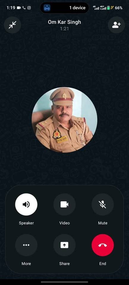 पट्टी कोतवाली पुलिस पर रिपोर्ट लगाने के नाम पर रुपये मांगने का आरोप
विवेचक पर मुकदमे की फाइल आगे बढ़ाने के लिए भुगतान मांगने का आरोप, पीड़ित ने ऑडियो रिकॉर्डिंग होने का किया दावा
प्रतापगढ़। पट्टी कोतवाली पुलिस की कार्यप्रणाली को लेकर एक पीड़ित ने गंभीर आरोप लगाए हैं। पीड़ित का आरोप है कि मुकदमे की विवेचना के दौरान रिपोर्ट और फाइल आगे भेजने के नाम पर उससे कई बार रुपये लिए गए और अब दोबारा भुगतान की मांग की जा रही है। पीड़ित के मुताबिक, उसका मुकदमा 9 जून 2026 को पट्टी कोतवाली में दर्ज हुआ था, जिसकी विवेचना उपनिरीक्षक ओमकार सिंह यादव कर रहे हैं। आरोप है कि 90 दिन से अधिक समय बीतने के बावजूद विवेचना पूरी नहीं हुई है। पीड़ित का कहना है कि विवेचक ने मुकदमे से संबंधित कार्रवाई के लिए पहले 1,500 रुपये और बाद में 2,500 रुपये लिए। आरोप है कि 25 सितंबर 2026 को फोन कर दोबारा रुपये देने की बात कही गई और भुगतान के बाद फाइल तत्काल आगे भेजने का आश्वासन दिया गया। पीड़ित ने बातचीत की ऑडियो रिकॉर्डिंग होने का दावा करते हुए मामले की निष्पक्ष जांच और वरिष्ठ अधिकारियों से विवेचना की निगरानी कराने की मांग की है। हालांकि, मामले में संबंधित पुलिस अधिकारी का पक्ष सामने नहीं आया है और आरोपों की स्वतंत्र पुष्टि भी अभी नहीं हुई है। ऑडियो रिकॉर्डिंग और भुगतान से जुड़े दावों की जांच के बाद ही वास्तविक स्थिति स्पष्ट हो सकेगी।
डिस्क्लेमर: यह समाचार पीड़ित द्वारा लगाए गए आरोपों पर आधारित है। आरोपों की स्वतंत्र रूप से पुष्टि नहीं हुई है। संबंधित पुलिस अधिकारी या विभाग का पक्ष प्राप्त होने पर उसे भी प्रकाशित किया जाएगा।