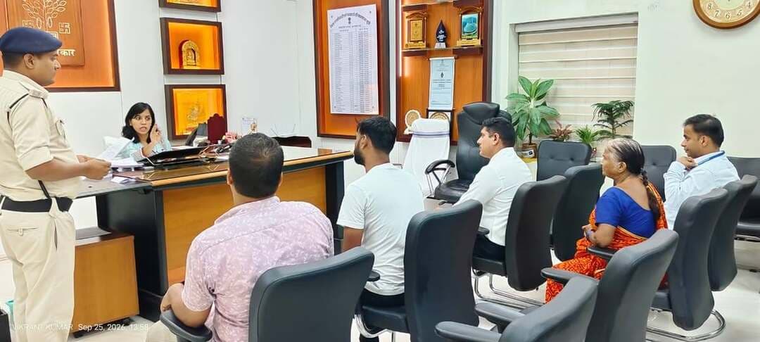 प्रेस विज्ञप्ति
स्थान : नालंदा
जिला जनसंपर्क कार्यालय, नालन्दा
....................................................
जिलाधिकारी ने जन-सुनवाई में 26 फरियादियों की समस्याएं सुनीं
जन-शिकायतों के समयबद्ध एवं गुणवत्तापूर्ण निष्पादन को सर्वोच्च प्राथमिकता
बिहारशरीफ (नालंदा), 25 सितंबर 2026 :नालंदा की जिलाधिकारी श्रीमती उदिता सिंह ने आज आयोजित जन-सुनवाई में जिले के विभिन्न प्रखंडों एवं पंचायतों से पहुंचे 26 फरियादियों की समस्याओं एवं शिकायतों को गंभीरतापूर्वक सुना।
जन-सुनवाई के दौरान वैकल्पिक रास्ता उपलब्ध होने के बावजूद खेत के अलंग पर कब्जा करने, रास्ता विवाद तथा ग्राम मादाचक में आवासीय मकान को तोड़े जाने अथवा क्षतिग्रस्त किए जाने से संबंधित मामलों के निष्पादन के लिए अपर समाहर्ता-सह-जिला लोक शिकायत निवारण पदाधिकारी, नालंदा को आवश्यक कार्रवाई करने का निर्देश दिया गया।
इसी प्रकार विद्यालय में नामांकन से संबंधित शिकायतों के त्वरित निष्पादन के लिए अपर समाहर्ता-सह-जिला लोक शिकायत निवारण पदाधिकारी, नालंदा एवं जिला शिक्षा पदाधिकारी, नालंदा को आवश्यक कार्रवाई सुनिश्चित करने का निर्देश दिया गया।
प्रधानमंत्री आवास योजना के तहत लाभार्थी का नाम हटाए जाने तथा इंदिरा आवास योजना का लाभ नहीं मिलने से संबंधित मामलों की जांच कर नियमानुसार कार्रवाई करने के लिए उप विकास आयुक्त, नालंदा को निर्देशित किया गया।
जिलाधिकारी ने कहा कि जन-सुनवाई में प्राप्त प्रत्येक शिकायत का समयबद्ध, गुणवत्तापूर्ण एवं नियमानुसार निष्पादन सुनिश्चित किया जाए। उन्होंने संबंधित पदाधिकारियों को निर्देश दिया कि शिकायतों के निपटारे में किसी भी स्तर पर अनावश्यक विलंब नहीं होना चाहिए।
Samrat Choudhary
CMO Bihar
Information & Public Relations Department, Government of Bihar
Bihar Education Department
Revenue and Land Reforms Dept, Govt. of Bihar