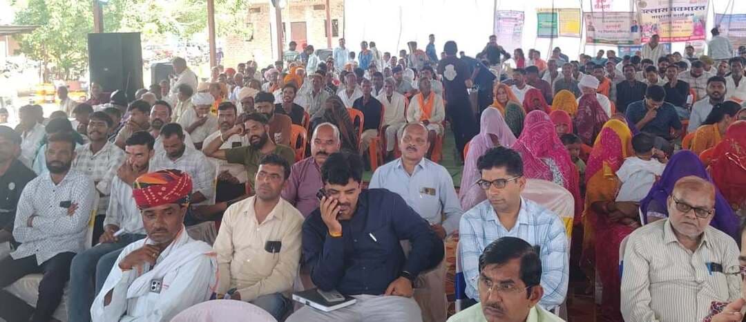 लाड़ली बहना योजना ने महिलाओं का घर-परिवार और समाज में मान-सम्मान बढ़ाया है-जिपं अध्यक्ष श्रीमती मुन्नाबाई चौहान
भ्याना में जिला स्तरीय जनविश्वास शिविर संपन्न, 121 आवेदन प्राप्त, अधिकांश का मौके पर निराकरण
सेवा संकल्प अभियान एवं मुख्यमंत्री जन विश्वास अभियान के तहत आज जनपद पंचायत आगर की ग्राम पंचायत भ्याना में जिला स्तरीय जनविश्वास शिविर का आयोजन किया गया।
कार्यक्रम में जिला पंचायत अध्यक्ष श्रीमती मुन्नाबाई भेरूसिंह चौहान, कलेक्टर डॉ.शेर सिंह मीना, पुलिस अधीक्षक श्री दिलीप सोनी, जिला पंचायत सीईओ श्री बी.एस. सोलंकी, श्री बाबूलाल यादव, श्री प्रेम यादव, श्री कैलाश चिलोरिया, सरपंच श्री धूलसिंह बंजारा, उप सरपंच श्रीमती राजकुंवर बंजारा सहित जनप्रतिनिधि एवं अधिकारी उपस्थित रहे।
शिविर में ग्रामीणजनों द्वारा 121 आवेदन प्रस्तुत किए गए, जिनमें से अधिकांश का संबंधित विभागीय अधिकारियों द्वारा मौके पर ही निराकरण कर मंच से अवगत कराया गया। साथ ही विभिन्न विभागों की जनकल्याणकारी योजनाओं के अंतर्गत हितग्राहियों को हितलाभ का वितरण भी किया गया।
अपने उद्बोधन में जिला पंचायत अध्यक्ष श्रीमती मुन्ना बाई चौहान ने कहा कि मुख्यमंत्री डॉ. मोहन यादव द्वारा लाड़ली बहना योजना के तहत प्रदेश की महिलाओं को प्रतिमाह आर्थिक सहायता दी जा रही है। इस योजना ने महिलाओं को आर्थिक संबल प्रदान कर घर-परिवार और समाज में उनका मान-सम्मान बढ़ाया है। प्रधानमंत्री उज्ज्वला योजना से ग्रामीण महिलाओं को धुएं से मुक्ति मिली है।
श्री बाबूलाल यादव ने कहा कि केन्द्र एवं राज्य सरकार द्वारा आयुष्मान भारत योजना के तहत 5 लाख रुपये तक के निःशुल्क उपचार की व्यवस्था की गई है। मुख्यमंत्री जी द्वारा किसानों को आगामी सीजन से दिन में 10 घंटे बिजली प्रदाय की व्यवस्था की गई है तथा स्वामित्व योजना के तहत भू-अधिकार पत्रों की रजिस्ट्री भी करवाई जा रही है।
श्री प्रेम यादव ने कहा कि प्रधानमंत्री श्री नरेन्द्र मोदी एवं मुख्यमंत्री डॉ. यादव गरीब, किसान, महिला एवं युवा कल्याण के लिए निरंतर कार्य कर रहे हैं। प्रदेश में सुगम परिवहन सेवा योजना के तहत यात्री बसों की सुविधा प्रारंभ की गई है, जिससे ग्रामीण क्षेत्रों को भी लाभ मिलेगा।
शिविर में पंचायत संबंधी 42, राजस्व के 33, सामाजिक न्याय, विद्युत एवं खाद्य विभाग के 7-7, जल संसाधन के 3, लोक स्वास्थ्य यांत्रिकी, प्रधानमंत्री ग्राम सड़क योजना एवं स्वास्थ्य विभाग के 2-2, श्रम, योजना एवं आर्थिक सांख्यिकी, शिक्षा, कृषि विभाग एवं मध्यान्ह भोजन के 1-1, इस तरह कुल 121 आवेदन प्राप्त हुए।
प्रारंभ में अतिथियों ने मॉ सरस्वती के चित्र पर दीप प्रज्ज्वल एवं माल्यार्पण कर कार्यक्रम का शुभारंभ किया। सर्वश्री मंगल सिंह, मलखानसिंह, भारत सिंह, सुरेश बंजारा, संतोष टेलर, पिन्टू नायक एवं ग्रामीणों ने अतिथियों का पुष्प हारों से स्वागत किया। कार्यक्रम का संचालन पंचायत समन्वयक अधिकारी बीएल मेघवाल ने किया। अंत में जनपद सीईओ सुश्री अंजली बडोले ने सभी का आभार व्यक्त किया।
CM Madhya Pradesh
Jansampark Madhya Pradesh
General Administration Department, MP
Panchayat, Rural Development and Social Welfare Department of Madhya Pradesh
#सेवा_संकल्प_अभियान #SevaSankalpAbhiyan
#agarmalwa