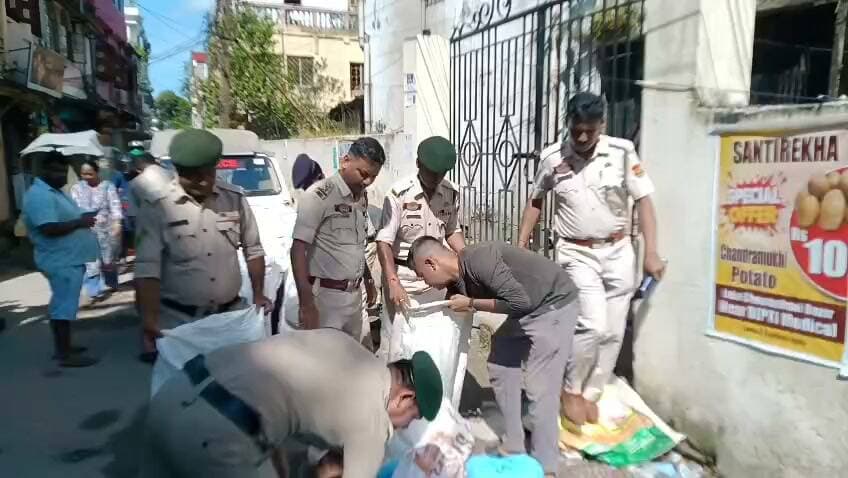 পুলিশের গাড়ি চেকিং এর মাধ্যমে সন্দেহভাজন একটি গাড়ি থেকে গাজা উদ্ধার করতে সক্ষম হয় পশ্চিম থানা পুলিশ! যার বাজার মূল্য আনুমানিক 96 লক্ষ টাকা! ঘটনাটি ঘটে আগরতলা শহর লেক চৌমনী সংলগ্ন! এ বিষয়ে বিস্তারিত বলেন পশ্চিম থানার ওসি সনজিৎ সেন!