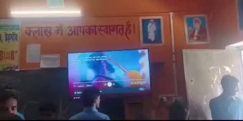 दावथ से है। जहां दावथ प्रखंड के डेढ़गांव में स्थित जगदयाल सिंह प्लस टू उच्च विद्यालय के स्मार्ट क्लास में भोजपुरी के जाति सूची गाना बजाकर बच्चों को नाचते वीडियो वायरल हुआ है। लेकिन यह वायरल वीडियो मंगलवार की बताई जा रही है। बताया जाता है कि प्लस टू उच्च विद्यालय डेढ़गांव के स्मार्ट क्लास के अंदर का यह वीडियो है। जिसमें स्मार्ट क्लास में मौजूद 14 बच्चे चिन्हित किए गए हैं, जो भोजपुरी कलाकार खेसारी लाल यादव के एक जाति सूचक भोजपुरी गीत पर नाच रहे हैं। चुकी विद्यालय के प्राचार्य लाल बहादुर सिंह यादव को शिक्षा विभाग के अधिकारी द्वारा जल्द से जल्द जांच कर रिपोर्ट देने के लिए कहा गया है। वायरल वीडियो में भोजपुरी के कलाकार खेसारी लाल यादव का एक जाति विशेष को चिन्हित करते हुए गाया गया भोजपुरी गीत प्रसारित की जा रही है तथा उसमें बच्चे नाच गा रहे हैं। यह वायरल वीडियो मंगलवार का बताया जा रहा है। बता दे कि बच्चों को इंटरनेट की दुनिया से अवगत कराने तथा उनके प्रतिभा कुशल को विकसित करने के उद्देश्य से शिक्षा विभाग ने लाखों रुपए खर्च कर स्मार्ट क्लास बनाया गया। लेकिन आप देख सकते हैं कि किस प्रकार स्मार्ट क्लास में जाति सूचक भोजपुरी का अभद्र गीत बजाया जा रहा है। इस वायरल वीडियो को लेकर रोहतास जिला के डीएम दीपक कुमार ने बताया कि मामला संज्ञान में आते ही जांच की टीम गठित कर दी गई है। डीएम दीपक कुमार मिश्रा ने बताया कि शिक्षा पॉलिसी के तहत जो निर्देश है उसके अनुसार जो छात्र डांस कर रहे हैं उन लोगों पर भी कार्रवाई की