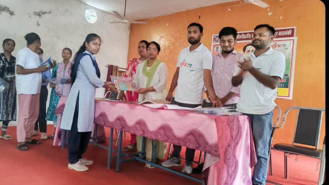 मेरा युवा भारत के तत्वावधान में पंडित दीनदयाल उपाध्याय जयंती पर संगोष्ठी आयोजित
बाराबंकी के पीजी कॉलेज खुशहालपुर में MY Bharat द्वारा दीनदयाल जयंती पर संगोष्ठी आयोजित, पेंटिंग, भाषण, निबंध प्रतियोगिता हुई, विजेताओं को पुरस्कार, युवाओं को विकसित भारत 2047 का आह्वान।
#BarabankiNews #MYBharat #DeenDayalJayanti #viralpost #barabankiupdates