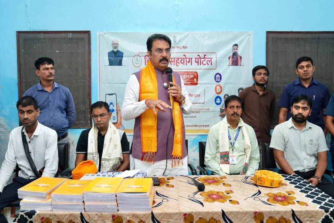 *दरभंगा में संजय सरावगी ने 'सेवा मेरा योगदान’ कार्यक्रम में दिव्यांग छात्र-छात्राओं से किया संवाद, कॉपी-कलम भेंट की*
*सेवा के माध्यम से समाज के अंतिम व्यक्ति तक पहुंचना भाजपा की कार्यसंस्कृति : संजय सरावगी*
*दिव्यांग बच्चों के बीच पहुंचकर प्रदेश अध्यक्ष संजय सरावगी ने मनाया सेवा का उत्सव*
*प्रधानमंत्री नरेंद्र मोदी के 25 वर्षों के सार्वजनिक जीवन से सेवा और समर्पण की प्रेरणा : संजय सरावगी*
पटना, 25 सितंबर। बिहार भाजपा के प्रदेश अध्यक्ष सह दरभंगा विधायक संजय सरावगी ने आज राजकीय मूक-बधिर मध्य विद्यालय में प्रधानमंत्री नरेंद्र मोदी के सार्वजनिक जीवन के 25 वर्ष पूर्ण होने के उपलक्ष्य में आयोजित ‘सेवा संकल्प अभियान’ के तहत ‘सेवा मेरा योगदान’ कार्यक्रम में भाग लिया।
इस दौरान उन्होंने विद्यालय के दिव्यांग छात्र-छात्राओं से संवाद किया तथा उन्हें कॉपी एवं कलम भेंट कर उनका उत्साहवर्धन किया।
कार्यक्रम के दौरान संजय सरावगी ने कहा कि प्रधानमंत्री नरेंद्र मोदी ने सार्वजनिक जीवन में 25 वर्षों की अपनी यात्रा के दौरान सेवा को जनकल्याण का माध्यम बनाया है। उनका संपूर्ण जीवन समाज के अंतिम पायदान पर खड़े व्यक्ति को मुख्यधारा से जोड़ने, उसे सम्मान देने और आत्मनिर्भर बनाने के संकल्प से प्रेरित रहा है। उन्होंने कहा कि प्रधानमंत्री ने देश के प्रत्येक वर्ग के लिए समान अवसर और सम्मान सुनिश्चित करने की दिशा में लगातार कार्य किया है।
प्रदेश अध्यक्ष ने कहा कि प्रधानमंत्री नरेंद्र मोदी का दिव्यांगजनों के प्रति संवेदनशील दृष्टिकोण और उन्हें सशक्त एवं आत्मनिर्भर बनाने की निरंतर प्रतिबद्धता हम सभी के लिए प्रेरणास्रोत है। उन्होंने कहा कि दिव्यांगजन समाज की मुख्यधारा का अभिन्न हिस्सा हैं और उनके सामर्थ्य को अवसर प्रदान कर राष्ट्र निर्माण में उनकी भागीदारी सुनिश्चित करना सामूहिक जिम्मेदारी है।
उन्होंने कहा कि ‘सेवा मेरा योगदान’ जैसे कार्यक्रम केवल आयोजन नहीं, बल्कि समाज के प्रति अपने दायित्व को समझने और उसे व्यवहार में उतारने का माध्यम हैं। दिव्यांग बच्चों के बीच पहुंचकर उनसे संवाद करना और उनके चेहरे पर मुस्कान देखना सेवा के इसी भाव को आगे बढ़ाने का सुखद अवसर है।
उन्होंने कहा कि भाजपा का प्रत्येक कार्यकर्ता सेवा, समर्पण और सामाजिक सरोकार को अपनी कार्यसंस्कृति का हिस्सा मानकर समाज के विभिन्न वर्गों के बीच निरंतर कार्य करता है।
सरावगी ने कहा कि प्रधानमंत्री नरेंद्र मोदी के सार्वजनिक जीवन के 25 वर्ष पूरे होने के अवसर पर बिहार में चल रहे सेवा संकल्प अभियान के माध्यम से विभिन्न सेवा कार्यों को गति दी जा रही है। इसका उद्देश्य जनसेवा को और व्यापक बनाना तथा समाज के जरूरतमंद वर्गों तक पहुंचकर उनके जीवन में सकारात्मक बदलाव लाना है।
कार्यक्रम में विद्यालय के प्रधानाचार्य संजय कुमार वर्मा, कार्यक्रम संयोजक एम.के. शुक्ला, जिला उपाध्यक्ष राजकुमार तिवारी,भाजपा जिला महामंत्री संतोष पोद्दार ,निगम पार्षद सोनी पूर्वे सहित विद्यालय के शिक्षकगण एवं अन्य गणमान्यजन उपस्थित रहे।