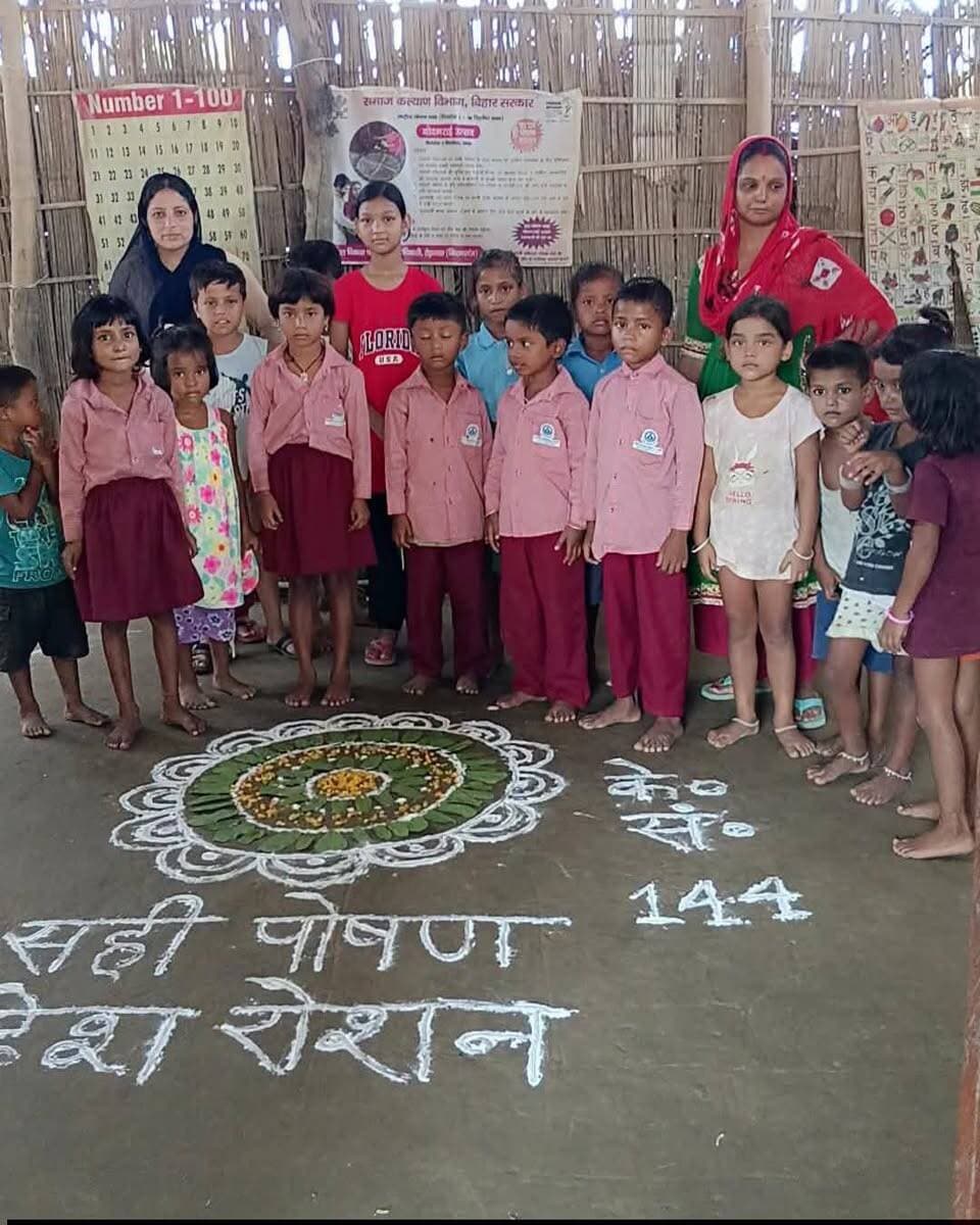 किशनगंज : पोषण माह 2026 हमारी आंगनवाड़ी, हमारी जिम्मेदारी, आज पोषण माह 2026 के अंतर्गत स्वास्थ्य एवं पोषण को जन-आंदोलन बनाने के उद्देश्य से किशनगंज जिला अंतर्गत सभी आंगनवाड़ी केन्द्रों एवं समुदाय स्तर पर विभिन्न गतिविधियाँ आयोजित की गईं।
🏥 AWC पर जागरूकता: समुदाय को स्वस्थ एवं संतुलित आहार, आहार विविधता (Diet Diversity) एवं पर्याप्त प्रोटीन के महत्व के बारे में जागरूक किया गया। स्थानीय एवं पौष्टिक खाद्य पदार्थों को दैनिक आहार में शामिल करने पर जोर दिया गया।
🥣 AWC पर THR वितरण:
पात्र लाभार्थियों को Take Home Ration (THR) का वितरण किया गया तथा बच्चों, गर्भवती एवं धात्री महिलाओं के पोषण में इसके उचित उपयोग के बारे में जानकारी दी गई।
📱 FRS के माध्यम से सेवा वितरण:
Face Recognition System (FRS) के माध्यम से लाभार्थियों की पहचान एवं पोषण सेवाओं की डिजिटल निगरानी को बढ़ावा दिया गया।
🍎 Healthy Diet & Diet Diversity:
दालें, अनाज, मोटे अनाज, सत्तू, हरी पत्तेदार सब्जियाँ, मौसमी फल, दूध/दुग्ध उत्पाद एवं अंडा जैसे स्थानीय, विविध एवं पौष्टिक खाद्य पदार्थों को आहार में शामिल करने के लिए समुदाय को प्रेरित किया गया।
🎯 पोषण माह के प्रमुख फोकस:
• आहार विविधता एवं पर्याप्त प्रोटीन
• गुणवत्तापूर्ण पोषण सेवाएँ एवं HCM
• THR का सही उपयोग
• बाल विकास एवं प्रारंभिक उद्दीपन
• मातृ स्वास्थ्य एवं पोषण
• समुदाय की भागीदारी एवं जवाबदेही
• स्वास्थ्य, ICDS, जीविका, पंचायती राज एवं अन्य विभागों के बीच अभिसरण
🤝 पोषण एक साझा जिम्मेदारी है। आंगनवाड़ी, स्वास्थ्य विभाग, परिवार और समुदाय के सामूहिक प्रयासों से ही स्वस्थ एवं सुपोषित किशनगंज का निर्माण संभव है।