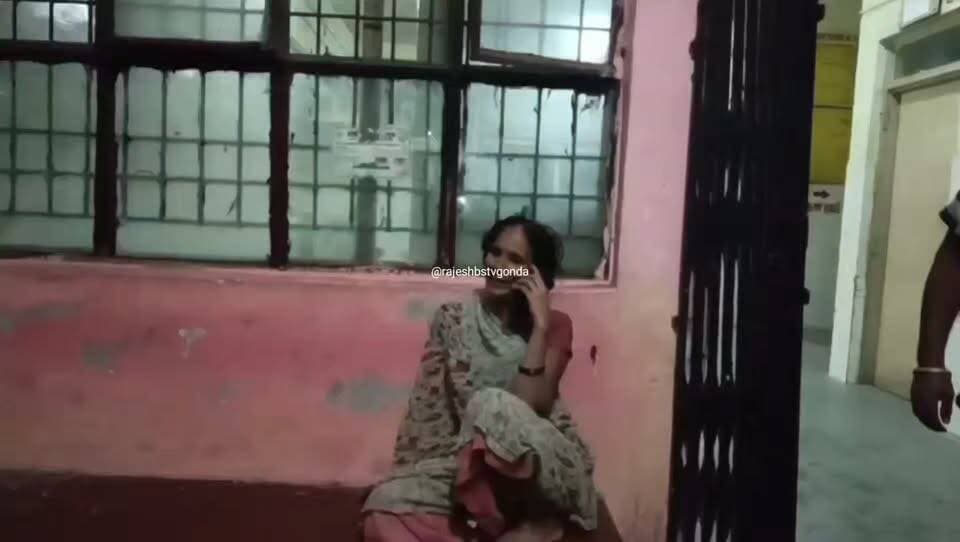 शराबी पिता के उत्पात में छह वर्षीय मासूम की मौत
नशे में धुत पिता ने पत्नी, माता-पिता और बच्चों से की मारपीट
हटही गांव में घर के अंदर मृत मिली छह वर्षीय महक
PRV 112 टीम ने बच्ची को सरकारी वाहन से पहुंचाया अस्पताल
CHC के डॉक्टरों ने बच्ची को देखकर मृत घोषित किया
CO, SHO के साथ मौके पर पहुंची, डॉग स्क्वायड फॉरेसिक टीम
पुलिस ने पंचनामा भरकर शुरू की विधिक कार्रवाई
आरोपी पिता की तलाश में जुटी कर्नलगंज पुलिस