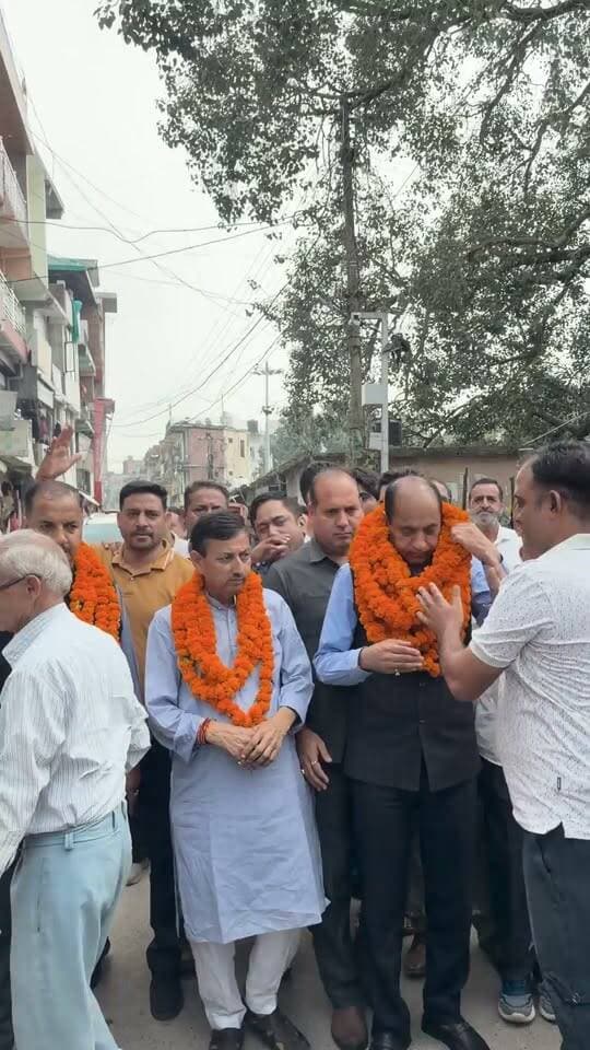 बिलासपुर ।। #News123 ।। घुमारवीं में अनशन पर बैठे भाजपा नेताओं एवं कार्यकर्ताओं को जूस पिलाकर जयराम ठाकुर ने करवाया अनशन समाप्त*
*भाजपा संघर्ष से नहीं डरती, मुकदमों और दबाव से कार्यकर्ताओं का मनोबल नहीं टूटेगा : जयराम ठाकुर*
*अधिकारी संविधान और कानून के अनुसार काम करें, राजनीतिक दबाव में काम करने वालों को सचेत रहने की जरूरत*