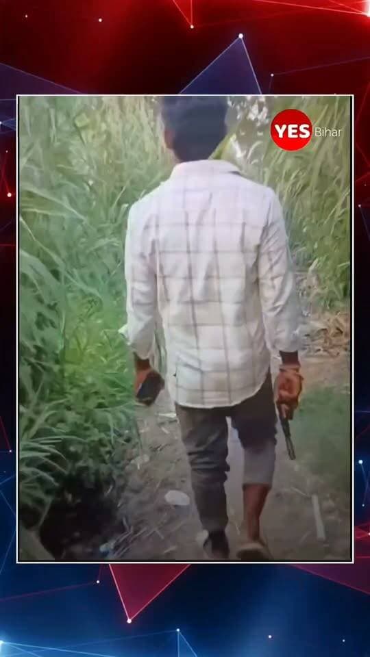 क्या सोशल मीडिया पर हथियार लहराकर वीडियो बनाना युवाओं के लिए भारी पड़ सकता है? बगहा के चौतरवा थाना क्षेत्र से सामने आए इस मामले में वायरल वीडियो के बाद पुलिस ने त्वरित कार्रवाई करते हुए एक युवक को गिरफ्तार किया है। पुलिस अब यह पता लगाने में जुटी है कि वीडियो में दिख रहा हथियार किसका है और युवक के पास कैसे पहुंचा। ऐसे मामलों में सोशल मीडिया पर पोस्ट की गई सामग्री पुलिस की नजर में आ सकती है और उसके आधार पर कानूनी कार्रवाई भी हो सकती है। इस खबर से जुड़ी हर अपडेट के लिए हमारे पेज को फॉलो करें, खबर को शेयर करें और अपनी राय कमेंट में जरूर बताएं।
#Bagaha #WestChamparan #BiharNews #Chautarwa #LaxmipurPatilar #PoliceAction #ViralVideo #WeaponVideo #CrimeNews #BiharPolice #BreakingNews #LatestNews #SocialMedia #PoliceInvestigation #BagahaNews