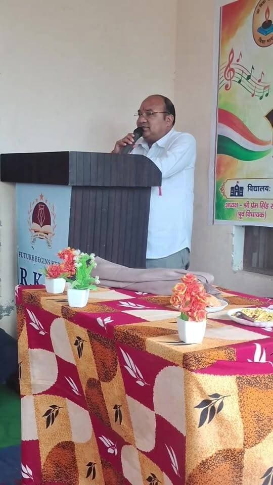 बाबा त्रिलोक सरस्वती शिशु मन्दिर विडौरा मझौला में पूर्व विधायक प्रेम सिंह राणा वन्दे मातरम सामूहिक गायन कार्यक्रम में।